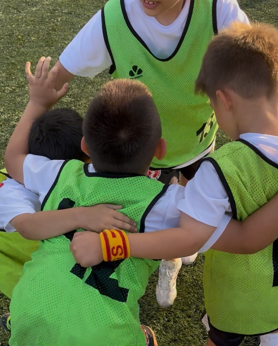 BOLU’DA DÖRTDİVANSPOR ALT YAŞ GRUPLARINDA FUTBOL OYNAYAN 5-6 YAŞ GRUBUNDAKİ ÇOCUKLARIN MAÇ ÖNCESİNDE YAPTIĞI TAKTİK GÖRÜŞMESİ RENKLİ ANLARA SAHNE OLDU.