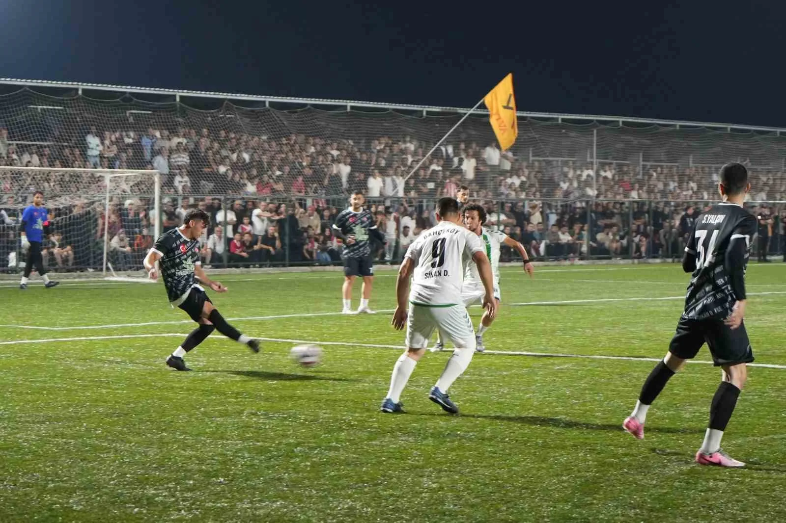 BOLU’DA BU YIL 5'İNCİSİ DÜZENLENEN VE 58 KÖY TAKIMININ KATILDIĞI ŞAMPİYON KÖYLER LİGİ FUTBOL TURNUVASI'NIN FİNALİNDE BAHÇEKÖY KÖYÜ'NÜ 2-1 MAĞLUP EDEN YUVA KÖYÜ ŞAMPİYON OLDU. BİNLERCE FUTBOLSEVERİN HEYECANLA TAKİP ETTİĞİ GECEDE KUPAYI KALDIRAN ŞAMPİYON BÜYÜK COŞKU YAŞARKEN, DERECEYE GİREN TAKIMLARA SİYASİLERDEN PARA ÖDÜLÜ YAĞDI.