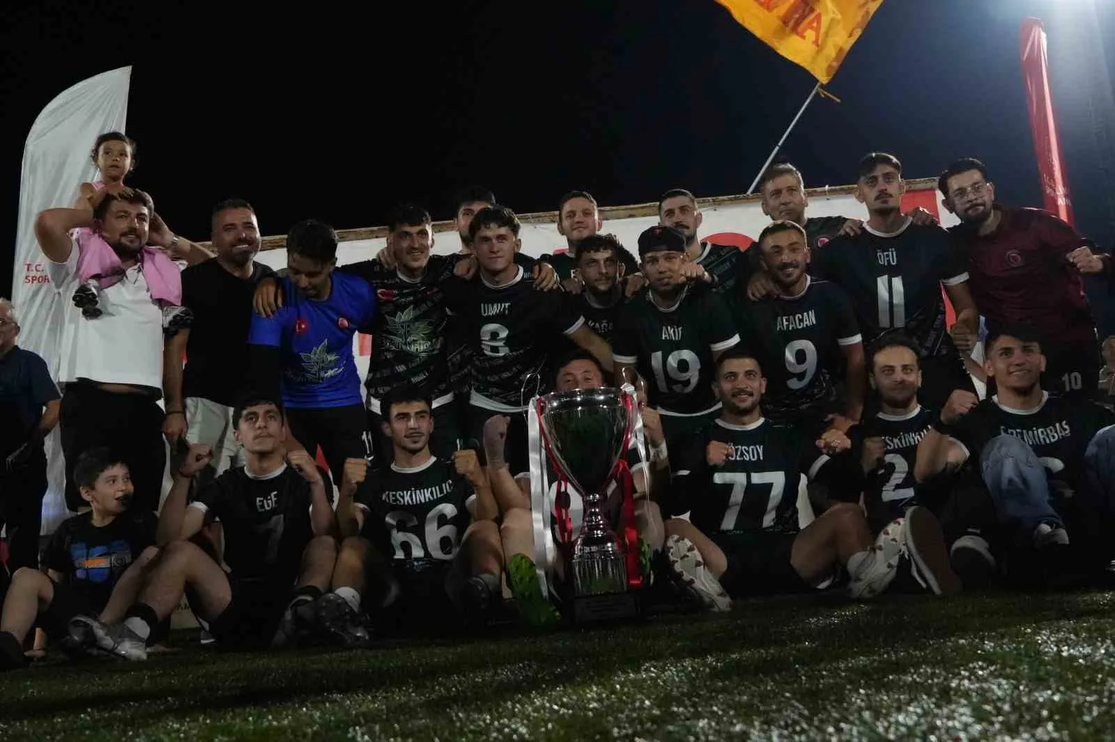 BOLU’DA BU YIL 5'İNCİSİ DÜZENLENEN VE 58 KÖY TAKIMININ KATILDIĞI ŞAMPİYON KÖYLER LİGİ FUTBOL TURNUVASI'NIN FİNALİNDE BAHÇEKÖY KÖYÜ'NÜ 2-1 MAĞLUP EDEN YUVA KÖYÜ ŞAMPİYON OLDU. BİNLERCE FUTBOLSEVERİN HEYECANLA TAKİP ETTİĞİ GECEDE KUPAYI KALDIRAN ŞAMPİYON BÜYÜK COŞKU YAŞARKEN, DERECEYE GİREN TAKIMLARA SİYASİLERDEN PARA ÖDÜLÜ YAĞDI.