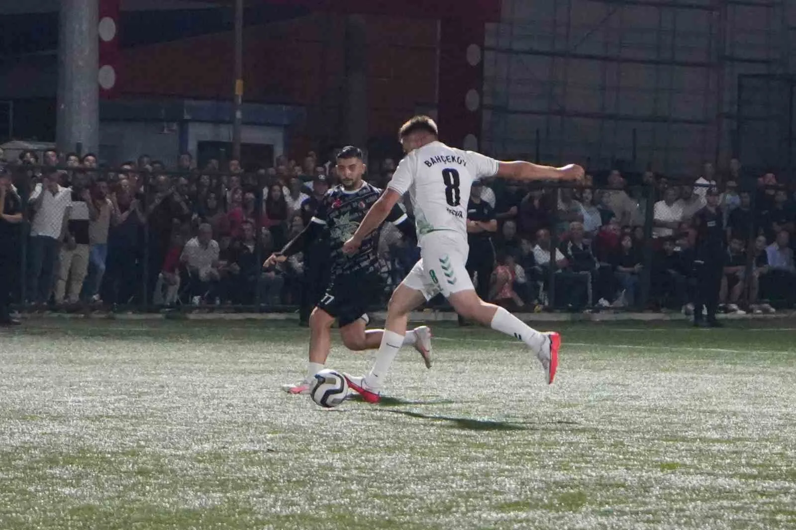 BOLU’DA BU YIL 5'İNCİSİ DÜZENLENEN VE 58 KÖY TAKIMININ KATILDIĞI ŞAMPİYON KÖYLER LİGİ FUTBOL TURNUVASI'NIN FİNALİNDE BAHÇEKÖY KÖYÜ'NÜ 2-1 MAĞLUP EDEN YUVA KÖYÜ ŞAMPİYON OLDU. BİNLERCE FUTBOLSEVERİN HEYECANLA TAKİP ETTİĞİ GECEDE KUPAYI KALDIRAN ŞAMPİYON BÜYÜK COŞKU YAŞARKEN, DERECEYE GİREN TAKIMLARA SİYASİLERDEN PARA ÖDÜLÜ YAĞDI.