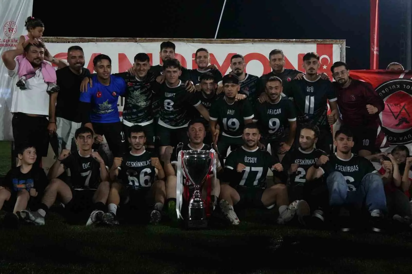 BOLU’DA BU YIL 5'İNCİSİ DÜZENLENEN VE 58 KÖY TAKIMININ KATILDIĞI ŞAMPİYON KÖYLER LİGİ FUTBOL TURNUVASI'NIN FİNALİNDE BAHÇEKÖY KÖYÜ'NÜ 2-1 MAĞLUP EDEN YUVA KÖYÜ ŞAMPİYON OLDU. BİNLERCE FUTBOLSEVERİN HEYECANLA TAKİP ETTİĞİ GECEDE KUPAYI KALDIRAN ŞAMPİYON BÜYÜK COŞKU YAŞARKEN, DERECEYE GİREN TAKIMLARA SİYASİLERDEN PARA ÖDÜLÜ YAĞDI.