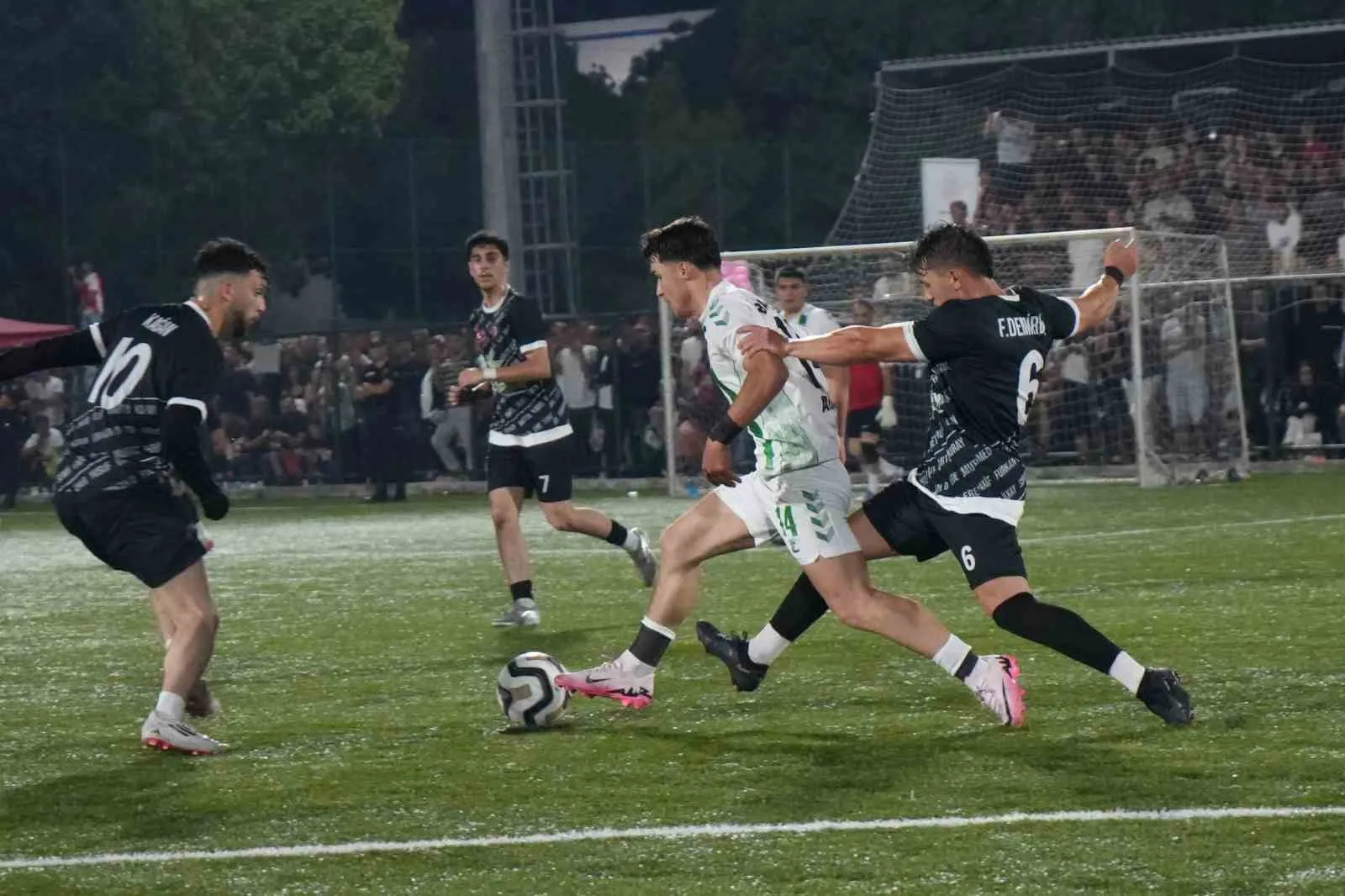 BOLU’DA BU YIL 5'İNCİSİ DÜZENLENEN VE 58 KÖY TAKIMININ KATILDIĞI ŞAMPİYON KÖYLER LİGİ FUTBOL TURNUVASI'NIN FİNALİNDE BAHÇEKÖY KÖYÜ'NÜ 2-1 MAĞLUP EDEN YUVA KÖYÜ ŞAMPİYON OLDU. BİNLERCE FUTBOLSEVERİN HEYECANLA TAKİP ETTİĞİ GECEDE KUPAYI KALDIRAN ŞAMPİYON BÜYÜK COŞKU YAŞARKEN, DERECEYE GİREN TAKIMLARA SİYASİLERDEN PARA ÖDÜLÜ YAĞDI.