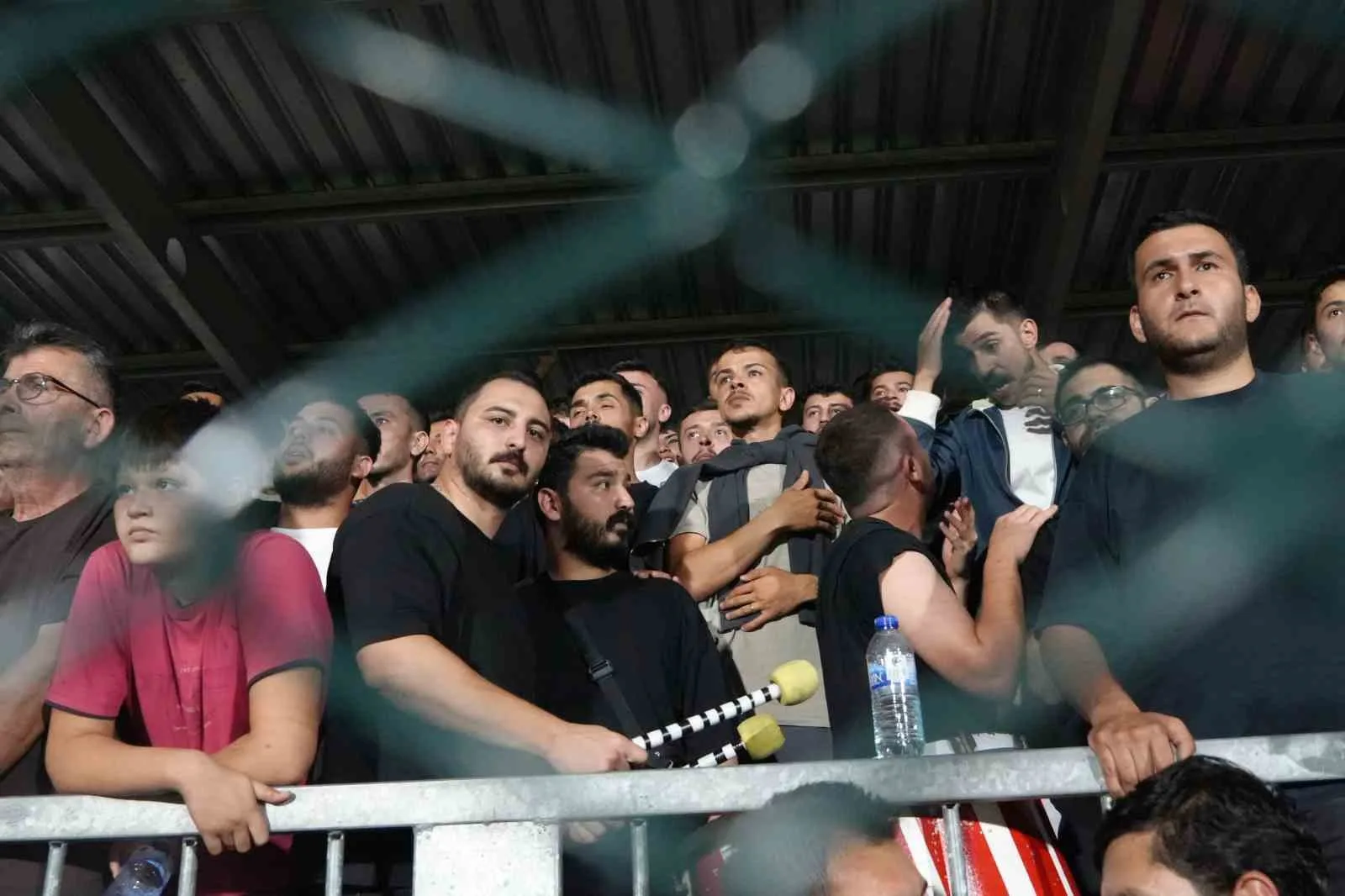 BOLU’DA BU YIL 5'İNCİSİ DÜZENLENEN VE 58 KÖY TAKIMININ KATILDIĞI ŞAMPİYON KÖYLER LİGİ FUTBOL TURNUVASI'NIN FİNALİNDE BAHÇEKÖY KÖYÜ'NÜ 2-1 MAĞLUP EDEN YUVA KÖYÜ ŞAMPİYON OLDU. BİNLERCE FUTBOLSEVERİN HEYECANLA TAKİP ETTİĞİ GECEDE KUPAYI KALDIRAN ŞAMPİYON BÜYÜK COŞKU YAŞARKEN, DERECEYE GİREN TAKIMLARA SİYASİLERDEN PARA ÖDÜLÜ YAĞDI.