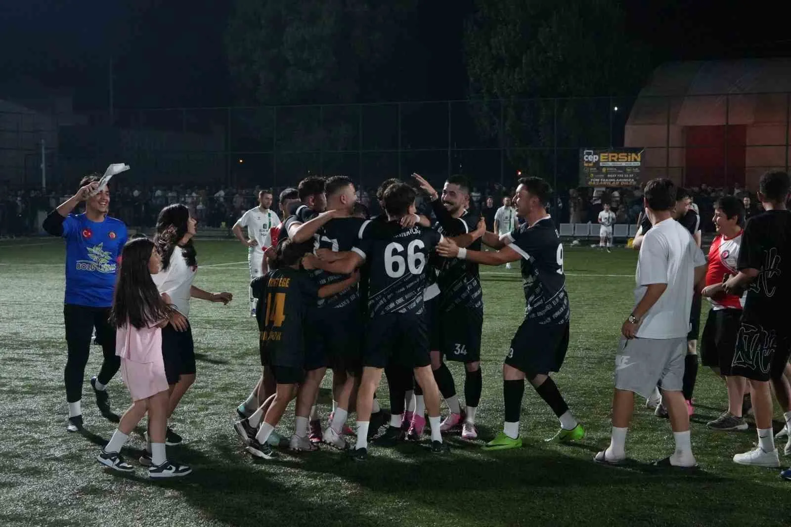 BOLU’DA BU YIL 5'İNCİSİ DÜZENLENEN VE 58 KÖY TAKIMININ KATILDIĞI ŞAMPİYON KÖYLER LİGİ FUTBOL TURNUVASI'NIN FİNALİNDE BAHÇEKÖY KÖYÜ'NÜ 2-1 MAĞLUP EDEN YUVA KÖYÜ ŞAMPİYON OLDU. BİNLERCE FUTBOLSEVERİN HEYECANLA TAKİP ETTİĞİ GECEDE KUPAYI KALDIRAN ŞAMPİYON BÜYÜK COŞKU YAŞARKEN, DERECEYE GİREN TAKIMLARA SİYASİLERDEN PARA ÖDÜLÜ YAĞDI.