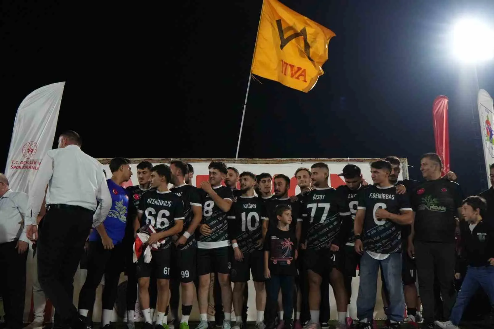 BOLU’DA BU YIL 5'İNCİSİ DÜZENLENEN VE 58 KÖY TAKIMININ KATILDIĞI ŞAMPİYON KÖYLER LİGİ FUTBOL TURNUVASI'NIN FİNALİNDE BAHÇEKÖY KÖYÜ'NÜ 2-1 MAĞLUP EDEN YUVA KÖYÜ ŞAMPİYON OLDU. BİNLERCE FUTBOLSEVERİN HEYECANLA TAKİP ETTİĞİ GECEDE KUPAYI KALDIRAN ŞAMPİYON BÜYÜK COŞKU YAŞARKEN, DERECEYE GİREN TAKIMLARA SİYASİLERDEN PARA ÖDÜLÜ YAĞDI.