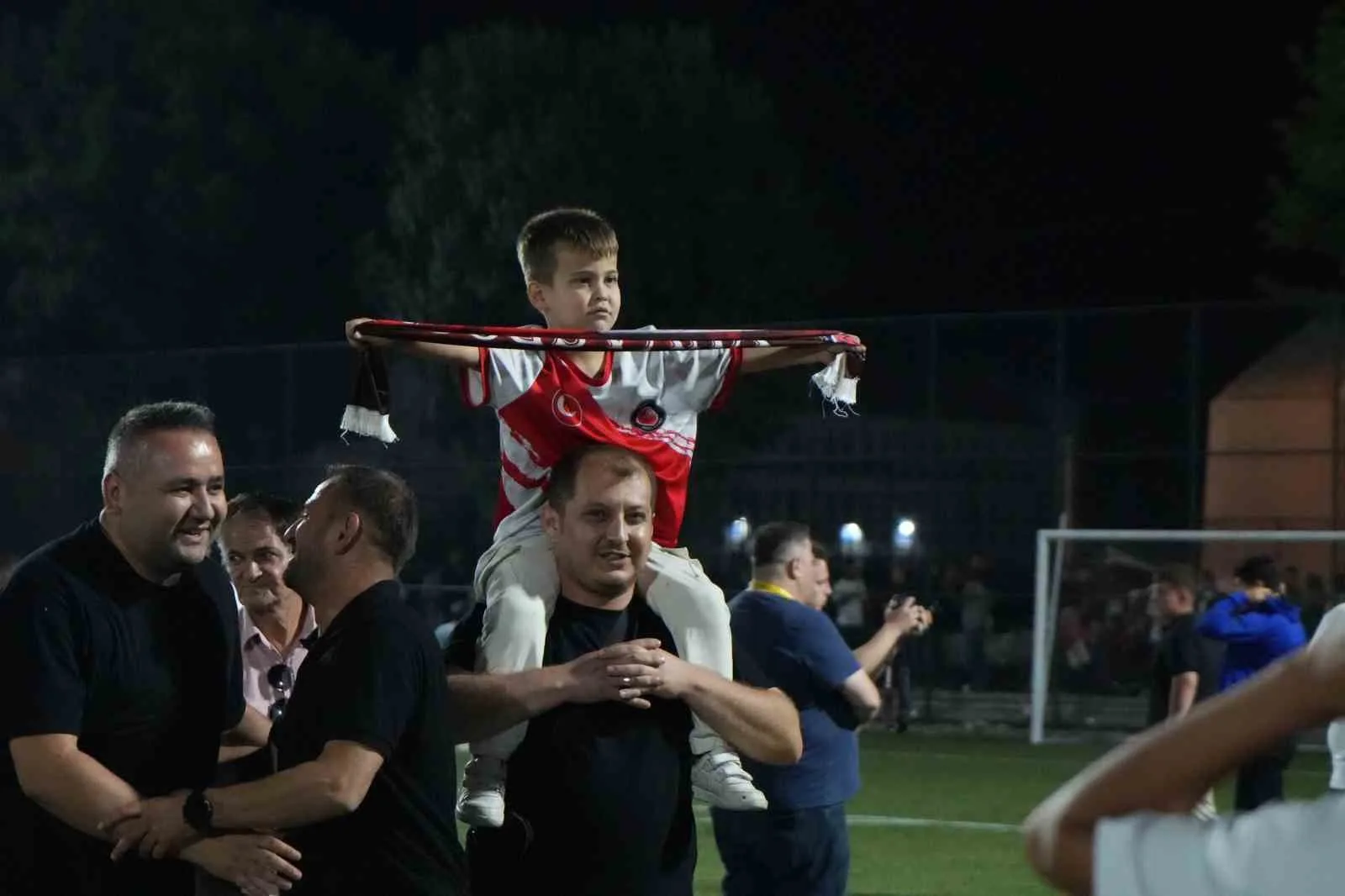 BOLU’DA BU YIL 5'İNCİSİ DÜZENLENEN VE 58 KÖY TAKIMININ KATILDIĞI ŞAMPİYON KÖYLER LİGİ FUTBOL TURNUVASI'NIN FİNALİNDE BAHÇEKÖY KÖYÜ'NÜ 2-1 MAĞLUP EDEN YUVA KÖYÜ ŞAMPİYON OLDU. BİNLERCE FUTBOLSEVERİN HEYECANLA TAKİP ETTİĞİ GECEDE KUPAYI KALDIRAN ŞAMPİYON BÜYÜK COŞKU YAŞARKEN, DERECEYE GİREN TAKIMLARA SİYASİLERDEN PARA ÖDÜLÜ YAĞDI.