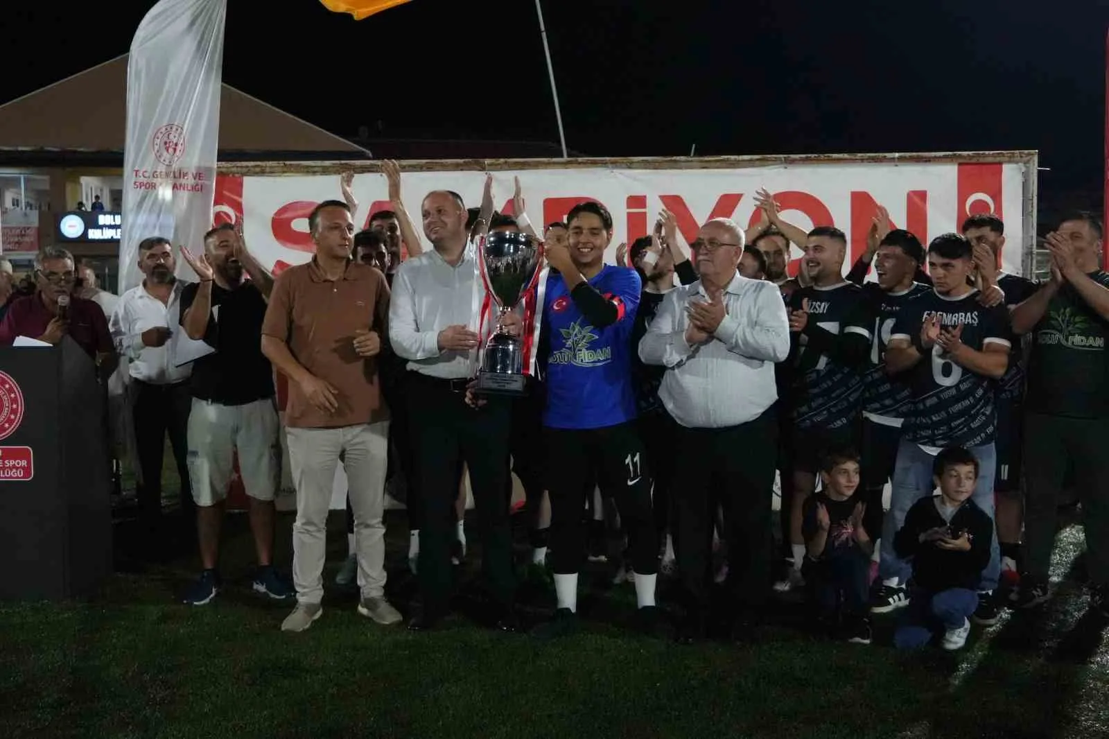 BOLU’DA BU YIL 5'İNCİSİ DÜZENLENEN VE 58 KÖY TAKIMININ KATILDIĞI ŞAMPİYON KÖYLER LİGİ FUTBOL TURNUVASI'NIN FİNALİNDE BAHÇEKÖY KÖYÜ'NÜ 2-1 MAĞLUP EDEN YUVA KÖYÜ ŞAMPİYON OLDU. BİNLERCE FUTBOLSEVERİN HEYECANLA TAKİP ETTİĞİ GECEDE KUPAYI KALDIRAN ŞAMPİYON BÜYÜK COŞKU YAŞARKEN, DERECEYE GİREN TAKIMLARA SİYASİLERDEN PARA ÖDÜLÜ YAĞDI.