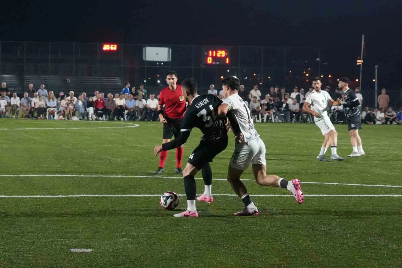 BOLU’DA BU YIL 5'İNCİSİ DÜZENLENEN VE 58 KÖY TAKIMININ KATILDIĞI ŞAMPİYON KÖYLER LİGİ FUTBOL TURNUVASI'NIN FİNALİNDE BAHÇEKÖY KÖYÜ'NÜ 2-1 MAĞLUP EDEN YUVA KÖYÜ ŞAMPİYON OLDU. BİNLERCE FUTBOLSEVERİN HEYECANLA TAKİP ETTİĞİ GECEDE KUPAYI KALDIRAN ŞAMPİYON BÜYÜK COŞKU YAŞARKEN, DERECEYE GİREN TAKIMLARA SİYASİLERDEN PARA ÖDÜLÜ YAĞDI.