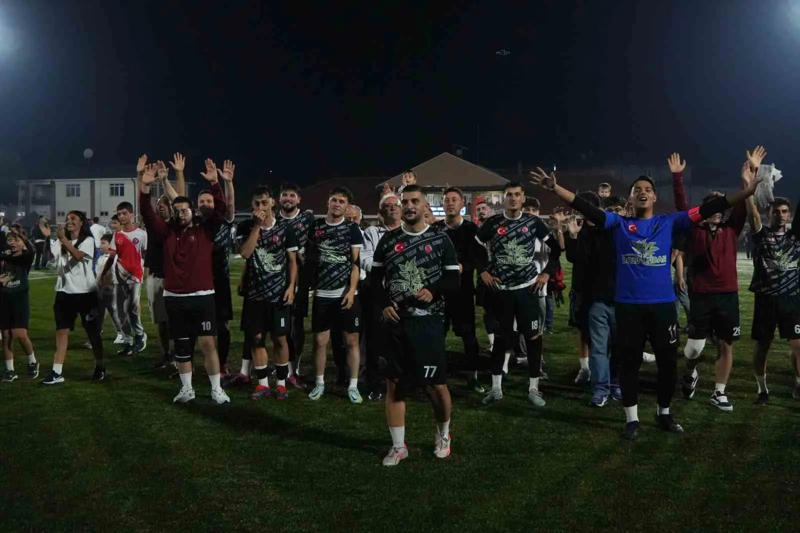 BOLU’DA BU YIL 5'İNCİSİ DÜZENLENEN VE 58 KÖY TAKIMININ KATILDIĞI ŞAMPİYON KÖYLER LİGİ FUTBOL TURNUVASI'NIN FİNALİNDE BAHÇEKÖY KÖYÜ'NÜ 2-1 MAĞLUP EDEN YUVA KÖYÜ ŞAMPİYON OLDU. BİNLERCE FUTBOLSEVERİN HEYECANLA TAKİP ETTİĞİ GECEDE KUPAYI KALDIRAN ŞAMPİYON BÜYÜK COŞKU YAŞARKEN, DERECEYE GİREN TAKIMLARA SİYASİLERDEN PARA ÖDÜLÜ YAĞDI.