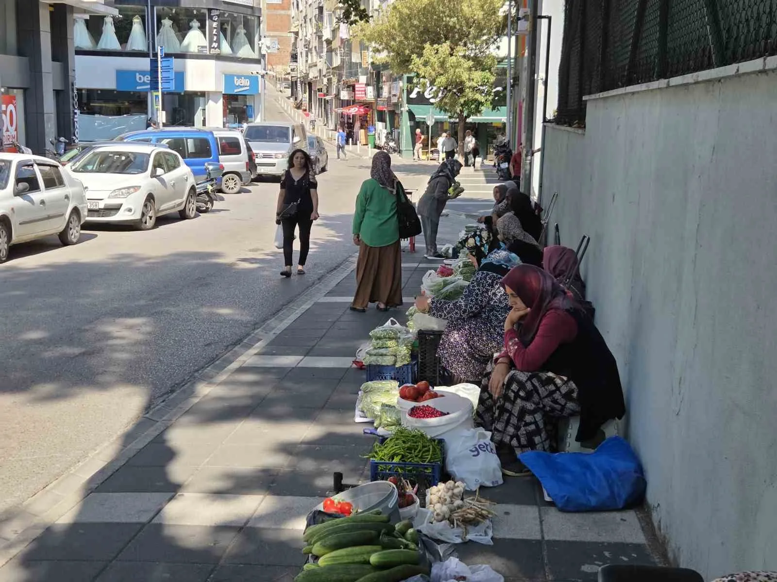 SAMSUN’DA EV KADINLARI, EKONOMİK GELİR SAĞLAMAK AMACIYLA KALDIRIM ÜZERİNE KURDUKLARI PAZARDA BAMYA SATARAK KAZANÇ ELDE ETMEYE ÇALIŞIYOR. BOYUTU KÜÇÜLDÜKÇE FİYATI ARTAN BAMYANIN KİLOGRAMI ORTALAMA 200-250 TL’DEN SATILIYOR.