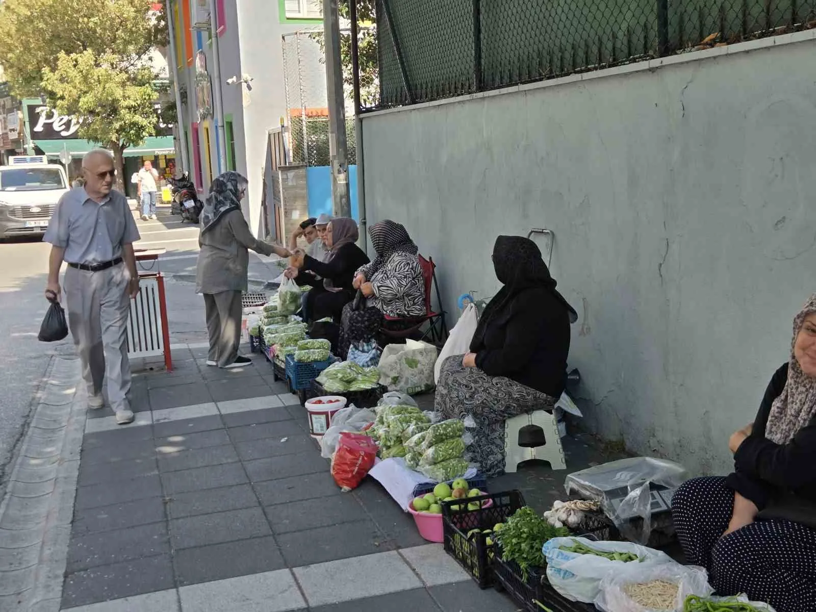 SAMSUN’DA EV KADINLARI, EKONOMİK GELİR SAĞLAMAK AMACIYLA KALDIRIM ÜZERİNE KURDUKLARI PAZARDA BAMYA SATARAK KAZANÇ ELDE ETMEYE ÇALIŞIYOR. BOYUTU KÜÇÜLDÜKÇE FİYATI ARTAN BAMYANIN KİLOGRAMI ORTALAMA 200-250 TL’DEN SATILIYOR.
