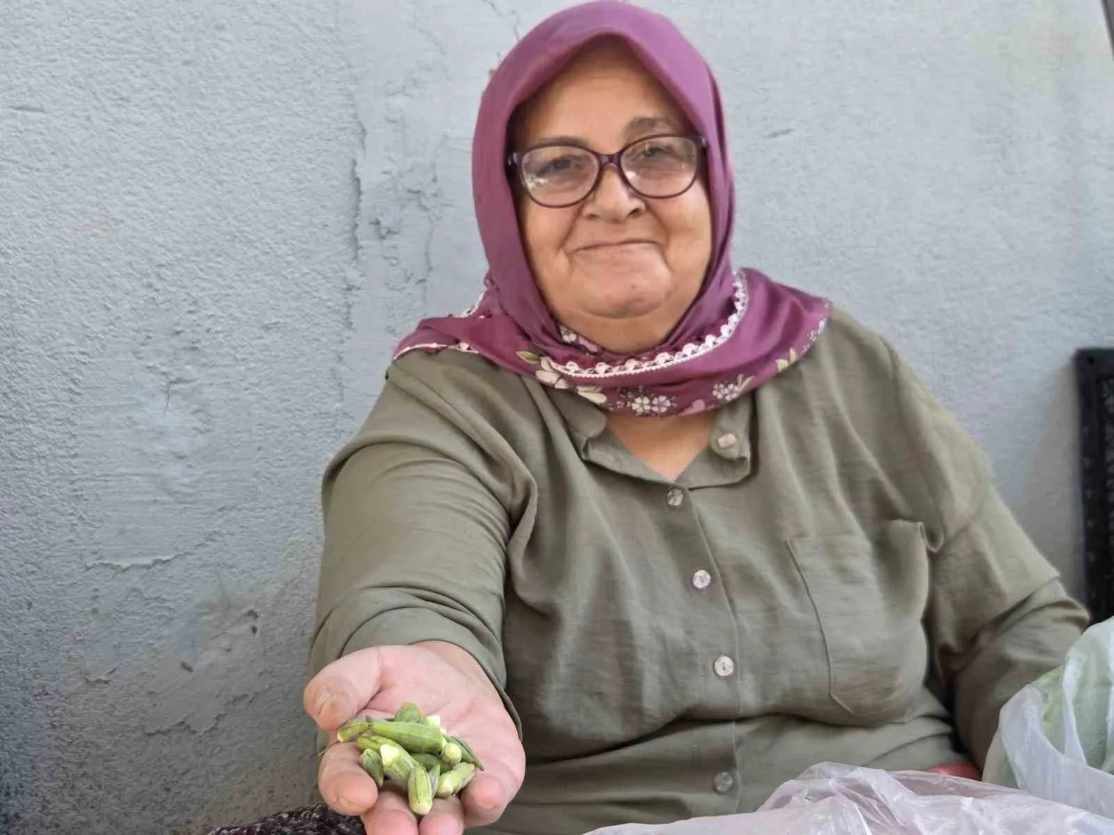 SAMSUN’DA EV KADINLARI, EKONOMİK GELİR SAĞLAMAK AMACIYLA KALDIRIM ÜZERİNE KURDUKLARI PAZARDA BAMYA SATARAK KAZANÇ ELDE ETMEYE ÇALIŞIYOR. BOYUTU KÜÇÜLDÜKÇE FİYATI ARTAN BAMYANIN KİLOGRAMI ORTALAMA 200-250 TL’DEN SATILIYOR.