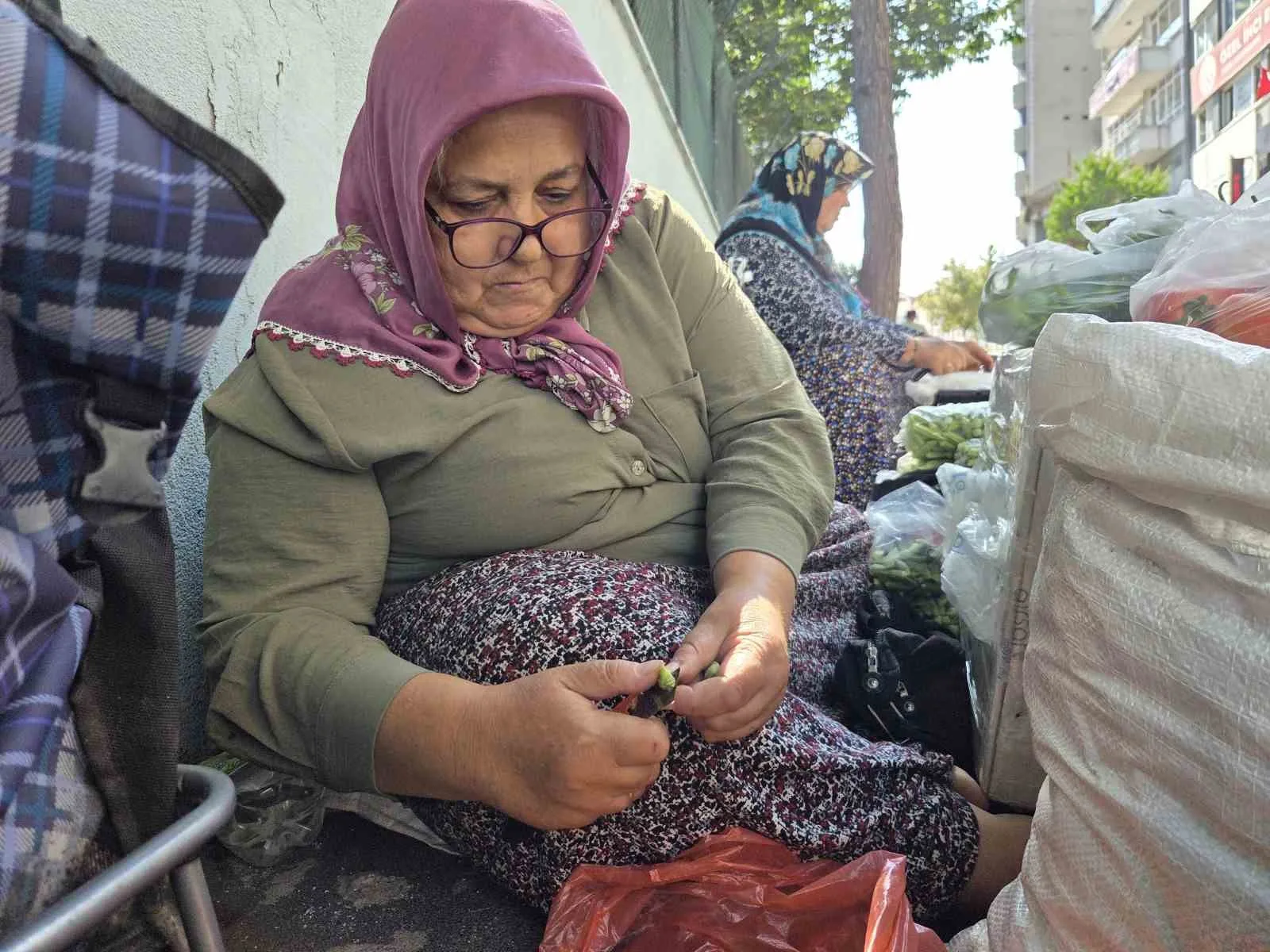 SAMSUN’DA EV KADINLARI, EKONOMİK GELİR SAĞLAMAK AMACIYLA KALDIRIM ÜZERİNE KURDUKLARI PAZARDA BAMYA SATARAK KAZANÇ ELDE ETMEYE ÇALIŞIYOR. BOYUTU KÜÇÜLDÜKÇE FİYATI ARTAN BAMYANIN KİLOGRAMI ORTALAMA 200-250 TL’DEN SATILIYOR.