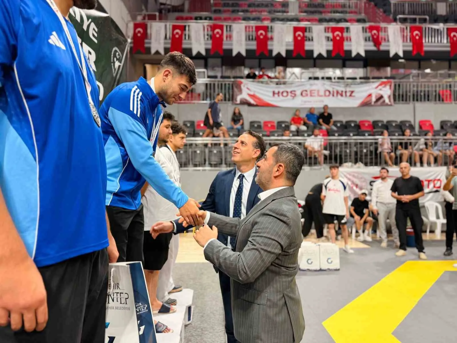 BOZGEYİK, SPORUN VE EĞİTİMİN ŞEHRİ GAZİANTEP İÇİN SAHA TEMASLARI ARALIKSIZ SÜRÜYOR