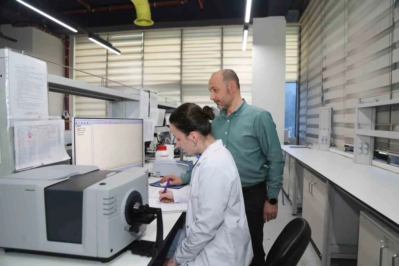 TÜBİTAK TARAFINDAN DESTEKLENEN PROJEYLE, BU YAN ÜRÜNDEN PROTEİN, YAĞ VE POLİSAKKARİT GİBİ DEĞERLİ BİLEŞENLERİN AYNI ANDA ELDE EDİLMESİ HEDEFLENİYOR.