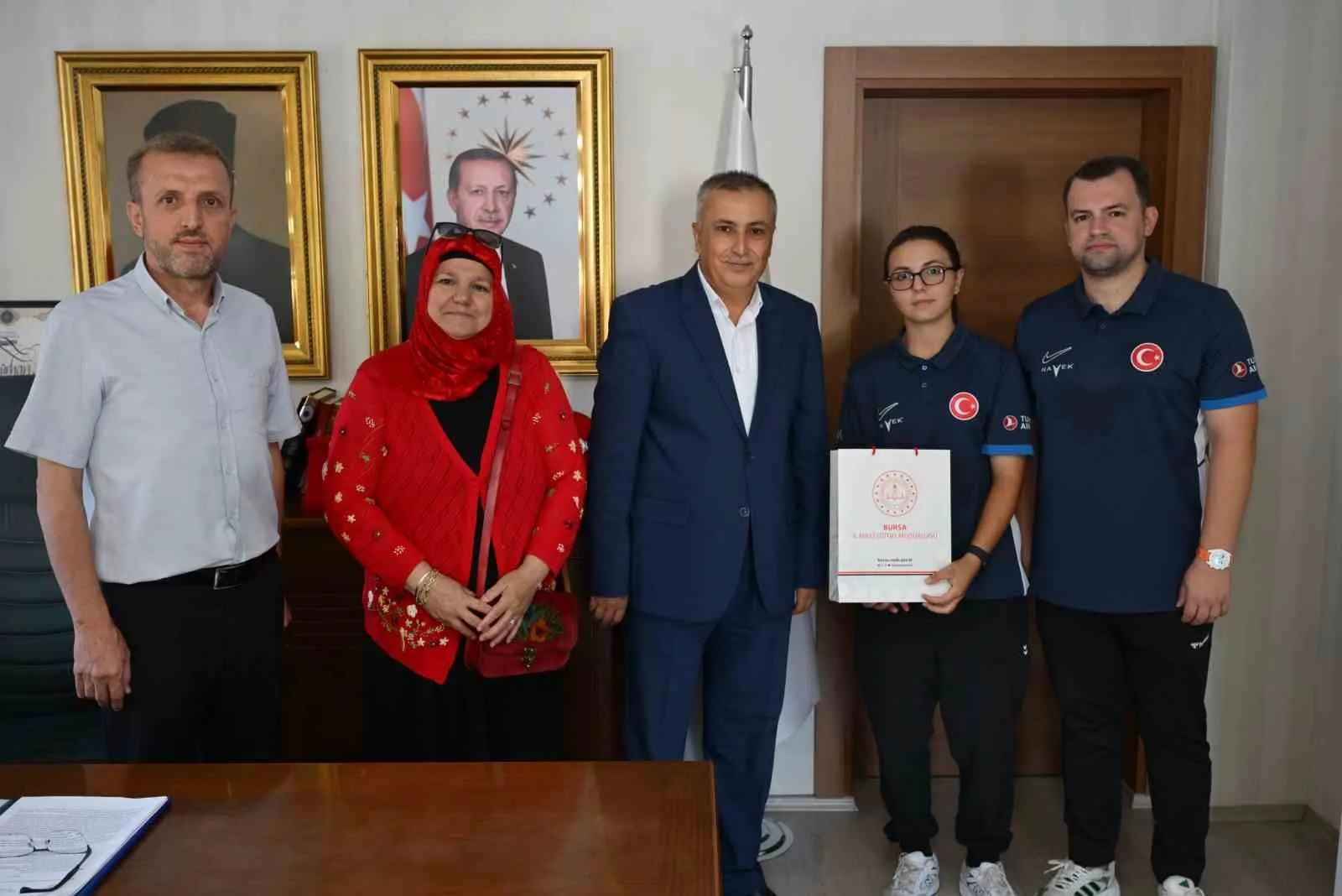 GENÇ OKÇU FATMA NİSA, AVRUPA ŞAMPİYONLUĞUNUN ARDINDAN İL MİLLİ EĞİTİM MÜDÜRÜ’NÜN KONUĞU OLDU. BURSA’DA MİLLİ OKÇU FATMA NİSA GÖKDEMİR, AVRUPA GENÇLER OKÇULUK ŞAMPİYONASI’NDA U18 MAKARALI YAY KADIN MİLLİ TAKIMI İLE ELDE ETTİĞİ AVRUPA ŞAMPİYONLUĞUNUN ARDINDAN İL MİLLİ EĞİTİM MÜDÜRÜ GÜRHAN ÇOKGEZER TARAFINDAN MAKAMINDA KABUL EDİLDİ.