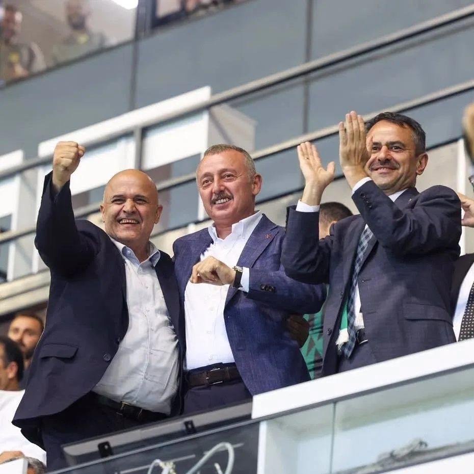 KOCAELİ BÜYÜKŞEHİR BELEDİYE BAŞKANI TAHİR BÜYÜKAKIN, TRENDYOL SÜPER LİG'İN 2. HAFTASINDA SAHASINDA AMED SPORTİF FAALİYETLER'İ 2-0 YENEN KOCAELİSPOR'U KUTLADI.