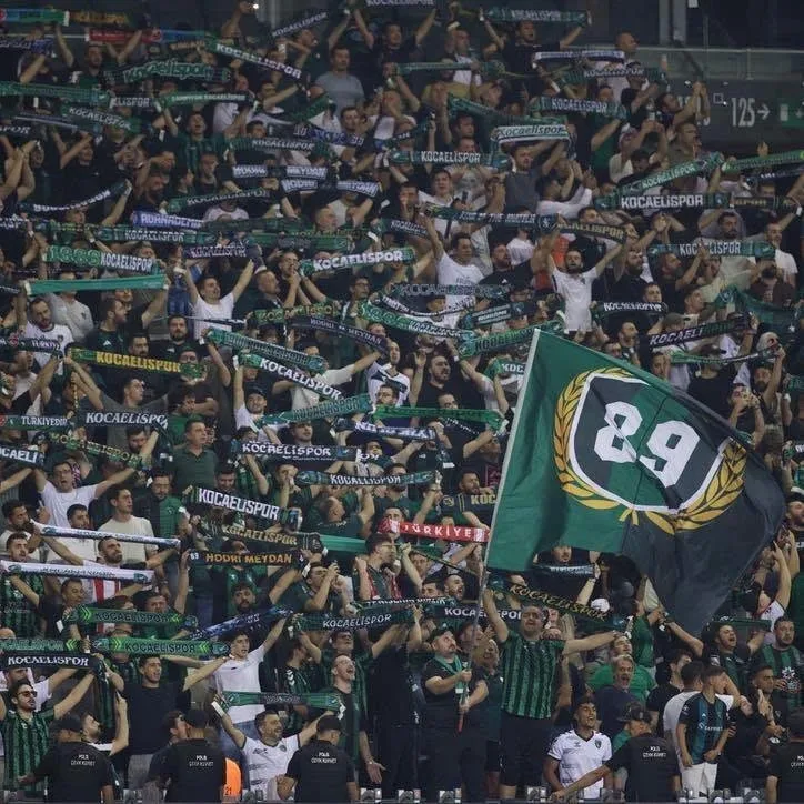 KOCAELİ BÜYÜKŞEHİR BELEDİYE BAŞKANI TAHİR BÜYÜKAKIN, TRENDYOL SÜPER LİG'İN 2. HAFTASINDA SAHASINDA AMED SPORTİF FAALİYETLER'İ 2-0 YENEN KOCAELİSPOR'U KUTLADI.