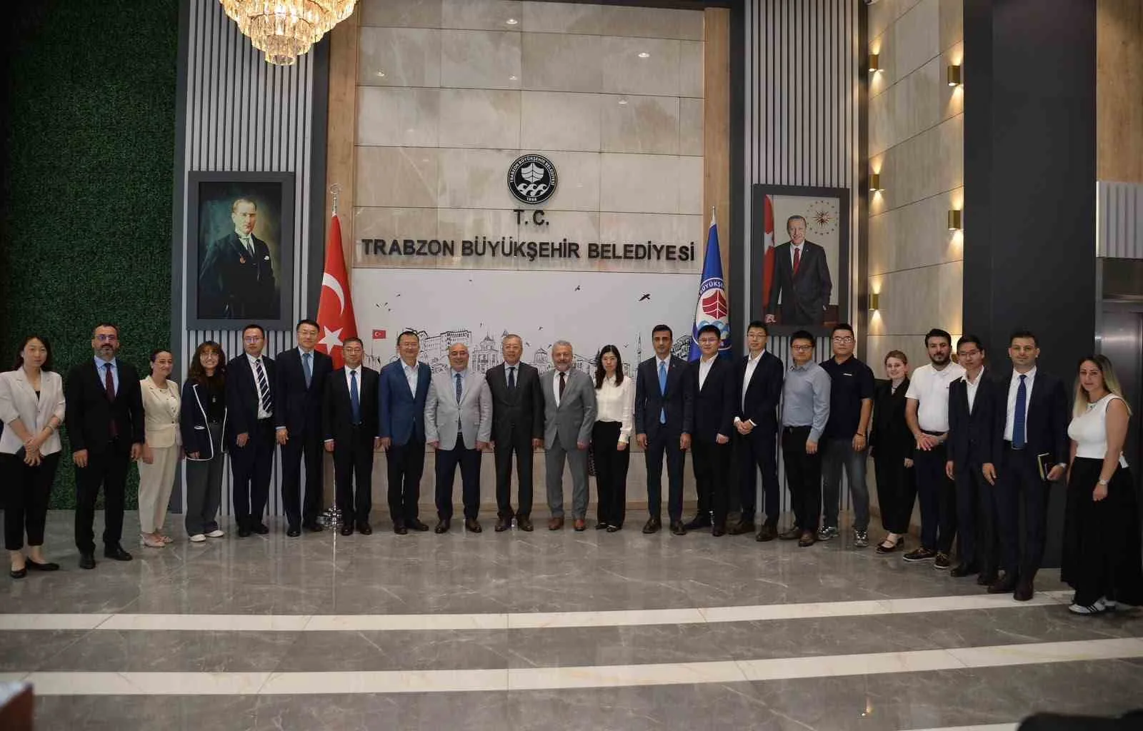 ÇİN BÜYÜKELÇİLİĞİ ÖNCÜLÜĞÜNDE OLUŞAN BANKA VE ŞİRKET TEMSİLCİLERİNDEN OLUŞAN HEYET, TRABZON BÜYÜKŞEHİR BELEDİYE BAŞKAN VEKİLİ FARUK KANCA İLE BİR ARAYA GELDİ. GÖRÜŞMEDE KENTİN EKONOMİK POTANSİYELİ, LOJİSTİK İMKANLARI VE YATIRIM FIRSATLARI ELE ALINDI.