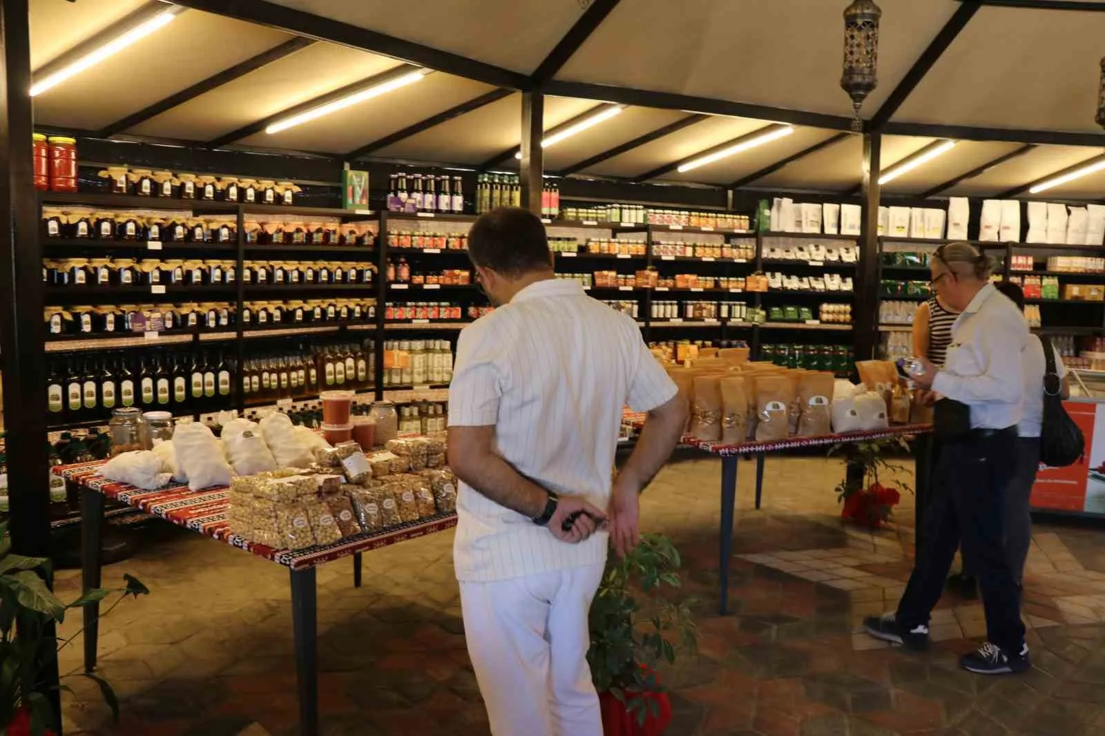 DENİZLİ’NİN ÇAMELİ İLÇESİNDE BELEDİYE DESTEĞİ VE VATANDAŞIN ORTAK GİRİŞİMİYLE KURULAN YÖRÜK ÇADIRI, YÖRESEL VE DOĞAL ÜRÜNLERİ HEM SERGİLEME HEM DE DİJİTAL ORTAMDA SATIŞA SUNMA İMKANI SAĞLIYOR. İLÇEDE ÜRETİLEN COĞRAFİ İŞARETLİ ÜRÜNLERİN EKONOMİYE KATKISINI DEĞERLENDİREN ÇAMELİ BELEDİYE BAŞKANI CENGİZ ARSLAN, DENİZLİ'DE 19 BİN 750 DEKARLA CEVİZ ÜRETİMİNDE BİRİNCİ SIRADA YER ALDIKLARINI SÖYLEDİ.