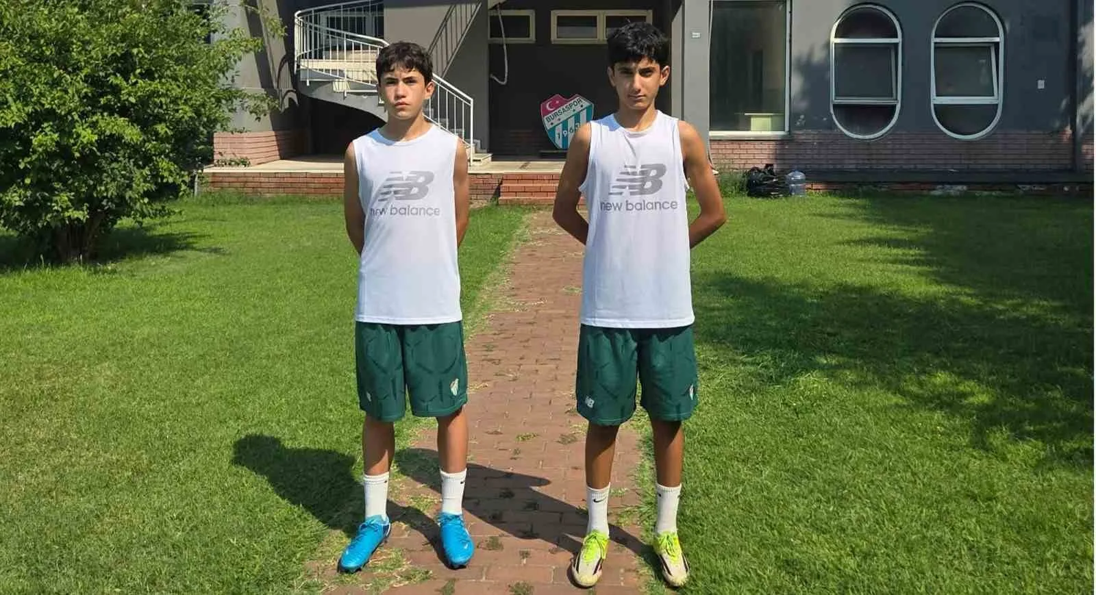 DENİZLİ ÇAMLIK FUTBOL KULÜBÜNDE 7 YILDIR FORMA GİYEN ORTA SAHA OYUNCUSU EŞREF ERAT(SOLDA) VE FORVET OYUNCUSU MESUT AYGÖREN BURSASPOR’A TRANSFER OLDU.