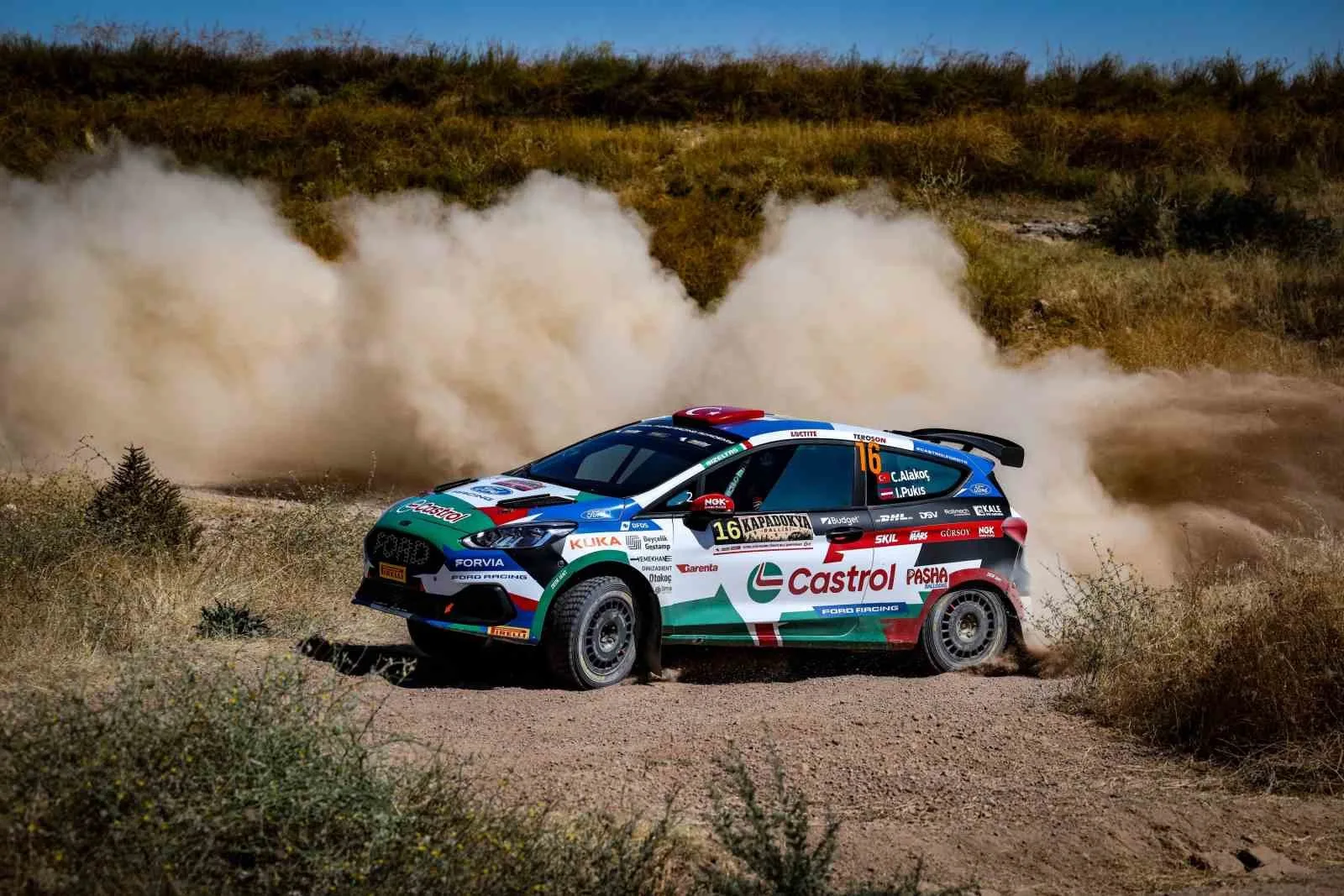 GEÇTİĞİMİZ YIL AYNI RALLİDE MARKALAR BİRİNCİLİĞİ KUPASI’NI KAZANAN CASTROL FORD TEAM TÜRKİYE, BU SEZON FORD FİESTA RALLY3 ARAÇLARIYLA ELDE ETTİĞİ İKİNCİLİK İLE KAPADOKYA’DAN BİR KEZ DAHA ÖNEMLİ BİR SONUÇLA AYRILDI.