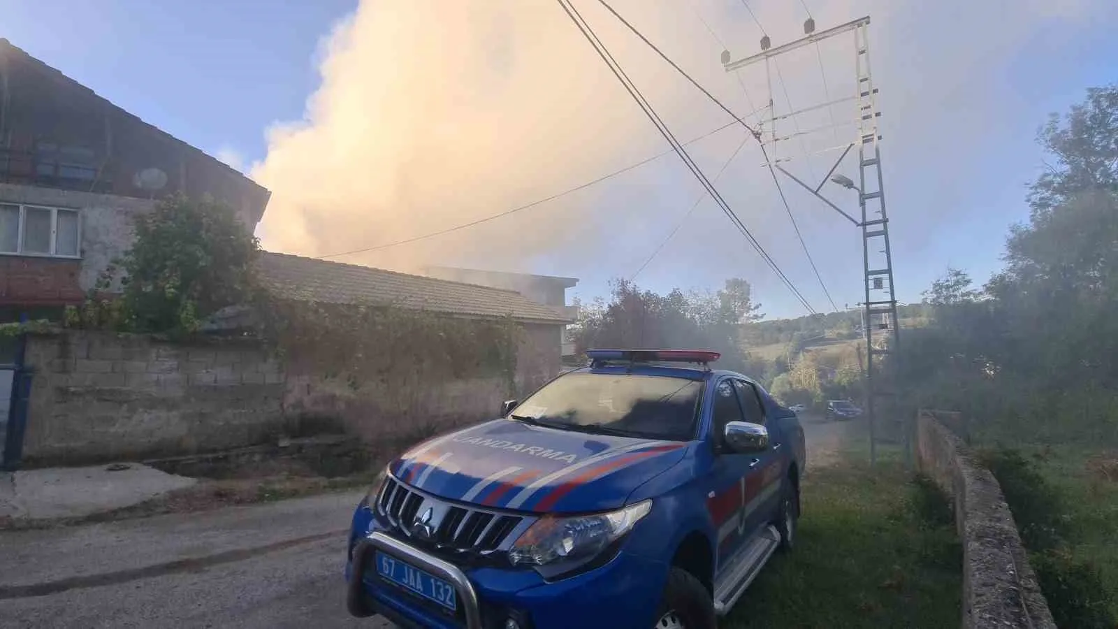 ZONGULDAK’IN ÇAYCUMA İLÇESİNE BAĞLI HELİMLER MAHALLESİ’NDE BİR ODUNLUKTA YANGIN ÇIKTI. YANGIN, JANDARMA EKİPLERİNİN İLK MÜDAHALESİ SONRASI İTFAİYE EKİPLERİNİN ÇALIŞMASI SONUCU SÖNDÜRÜLDÜ.