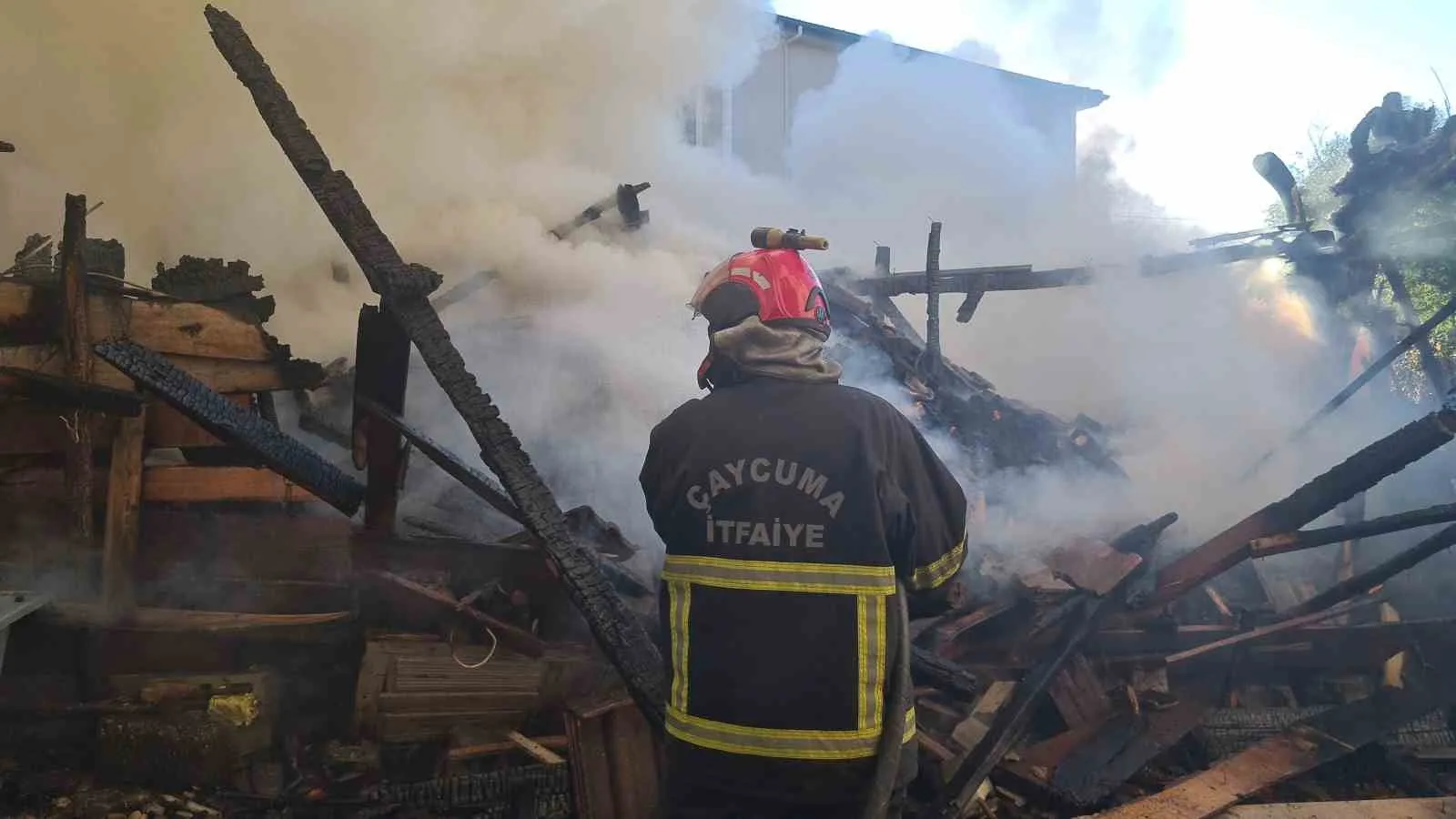 ZONGULDAK’IN ÇAYCUMA İLÇESİNE BAĞLI HELİMLER MAHALLESİ’NDE BİR ODUNLUKTA YANGIN ÇIKTI. YANGIN, JANDARMA EKİPLERİNİN İLK MÜDAHALESİ SONRASI İTFAİYE EKİPLERİNİN ÇALIŞMASI SONUCU SÖNDÜRÜLDÜ.