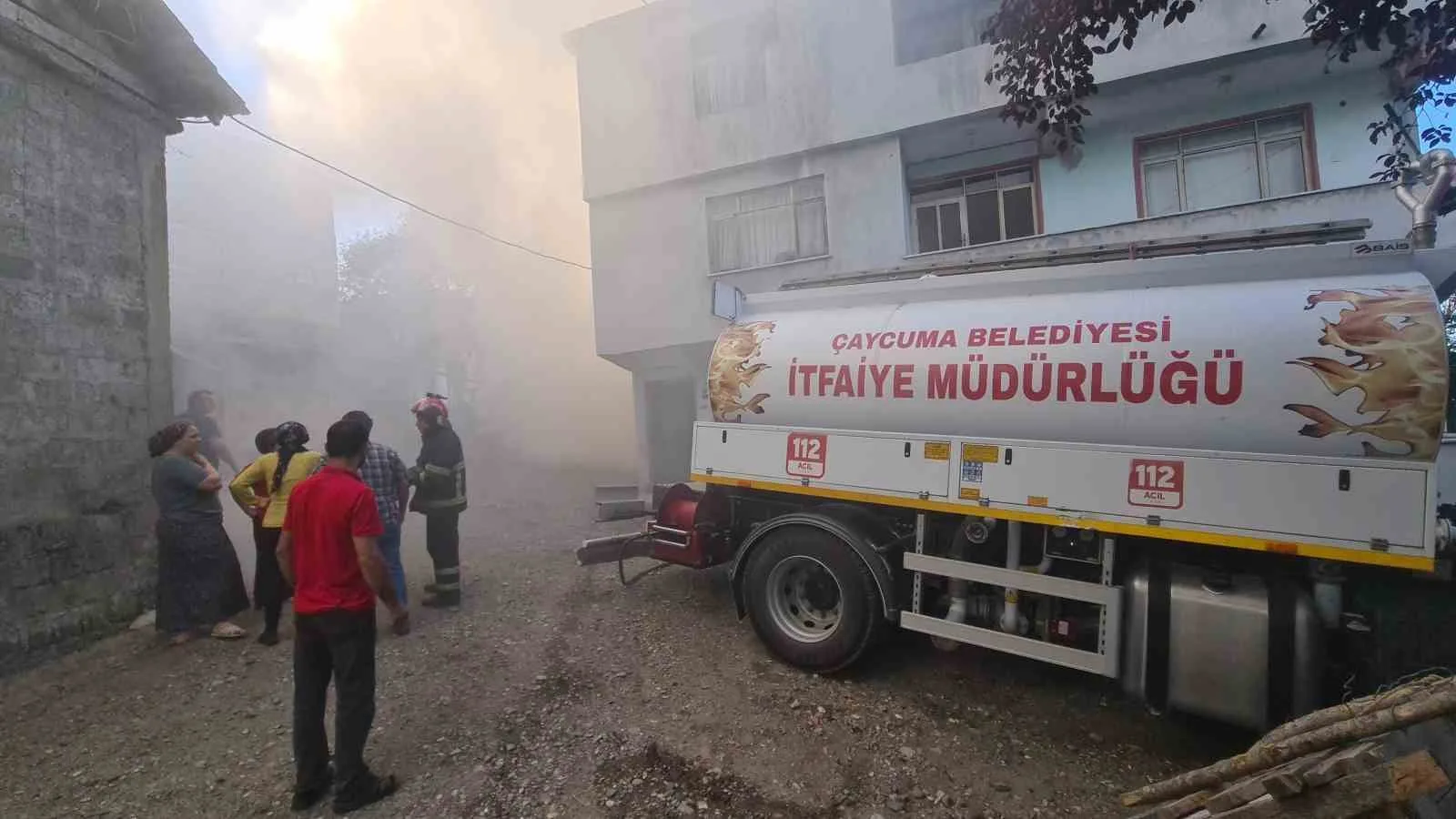 ZONGULDAK’IN ÇAYCUMA İLÇESİNE BAĞLI HELİMLER MAHALLESİ’NDE BİR ODUNLUKTA YANGIN ÇIKTI. YANGIN, JANDARMA EKİPLERİNİN İLK MÜDAHALESİ SONRASI İTFAİYE EKİPLERİNİN ÇALIŞMASI SONUCU SÖNDÜRÜLDÜ.