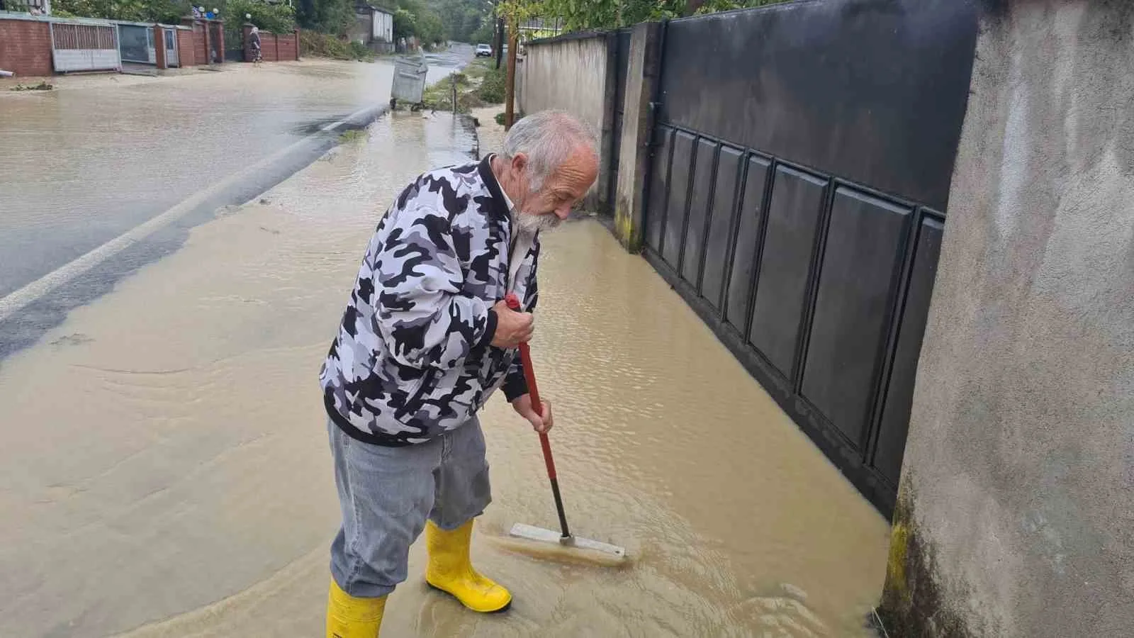 ZONGULDAK’IN ÇAYCUMA İLÇESİNE BAĞLI GÜZELOĞLU MAHALLESİ’NDE ETKİLİ OLAN SAĞANAK YAĞIŞLARIN ARDINDAN MEYDANA GELEN SU TAŞKINI VATANDAŞLARI MAĞDUR ETTİ. MAHALLE SAKİNLERİ, TAŞKINLARIN ÖNÜNE GEÇİLMESİ İÇİN BÖLGEDE DERE YAPILMASINI İSTEDİ.