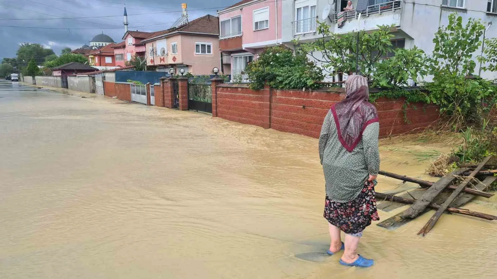 ZONGULDAK’IN ÇAYCUMA İLÇESİNE BAĞLI GÜZELOĞLU MAHALLESİ’NDE ETKİLİ OLAN SAĞANAK YAĞIŞLARIN ARDINDAN MEYDANA GELEN SU TAŞKINI VATANDAŞLARI MAĞDUR ETTİ. MAHALLE SAKİNLERİ, TAŞKINLARIN ÖNÜNE GEÇİLMESİ İÇİN BÖLGEDE DERE YAPILMASINI İSTEDİ.