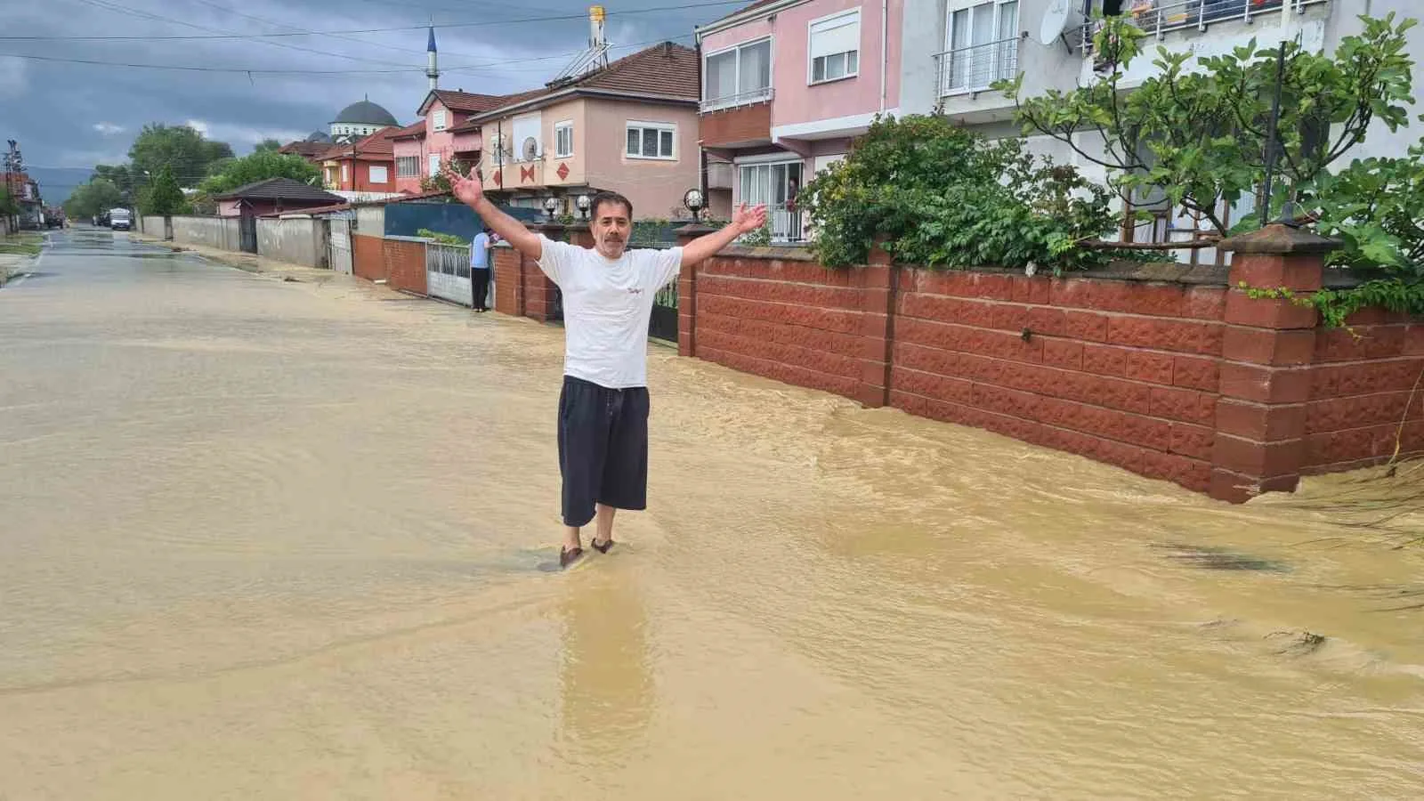 ZONGULDAK’IN ÇAYCUMA İLÇESİNE BAĞLI GÜZELOĞLU MAHALLESİ’NDE ETKİLİ OLAN SAĞANAK YAĞIŞLARIN ARDINDAN MEYDANA GELEN SU TAŞKINI VATANDAŞLARI MAĞDUR ETTİ. MAHALLE SAKİNLERİ, TAŞKINLARIN ÖNÜNE GEÇİLMESİ İÇİN BÖLGEDE DERE YAPILMASINI İSTEDİ.