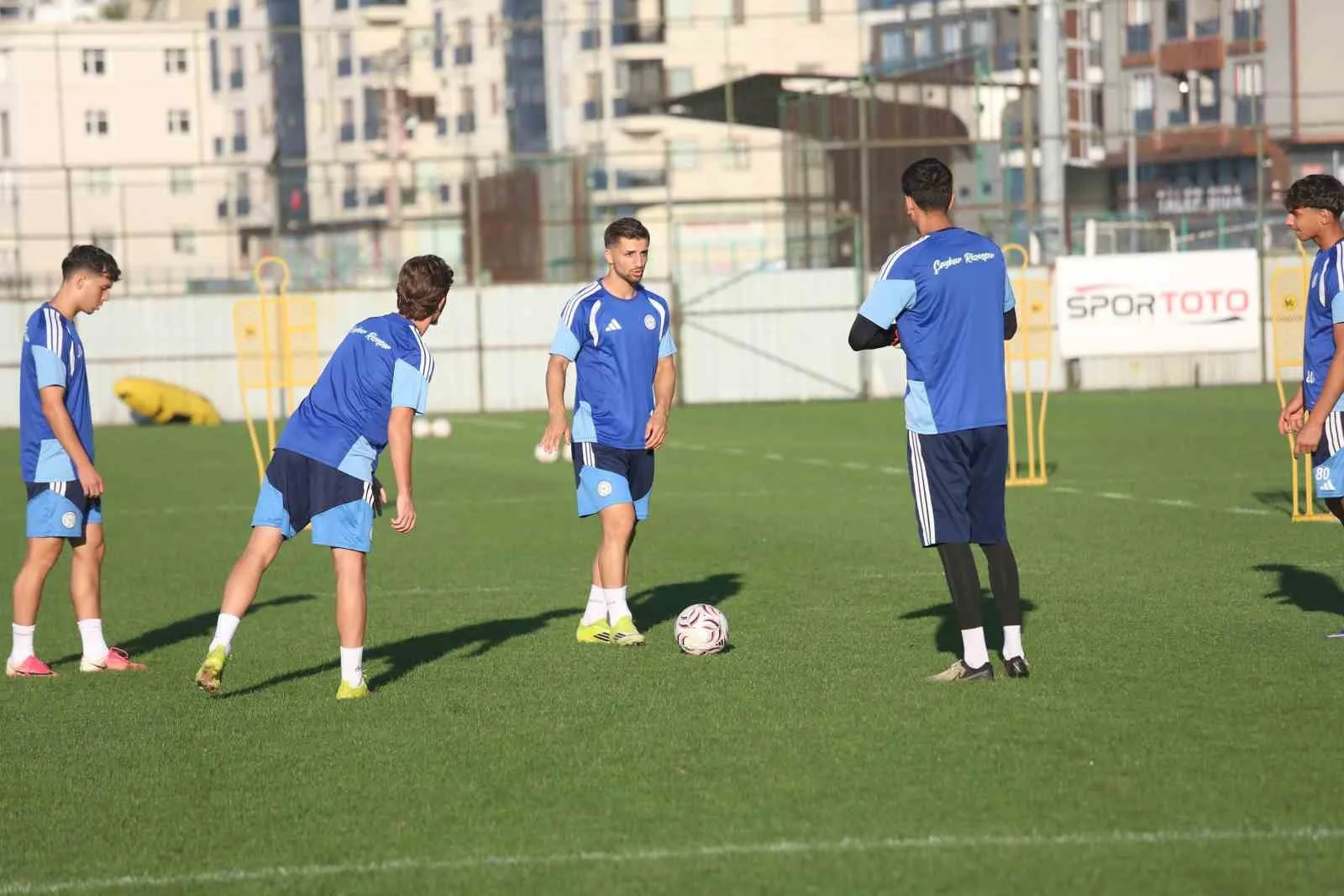 TRENDYOL SÜPER LİG’İN 2. HAFTASINDA SAHASINDA SAMSUNSPOR’U KONUK EDECEK OLAN ÇAYKUR RİZESPOR, KARŞILAŞMANIN HAZIRLIKLARINA GERÇEKLEŞTİRDİĞİ ANTRENMANLA DEVAM ETTİ