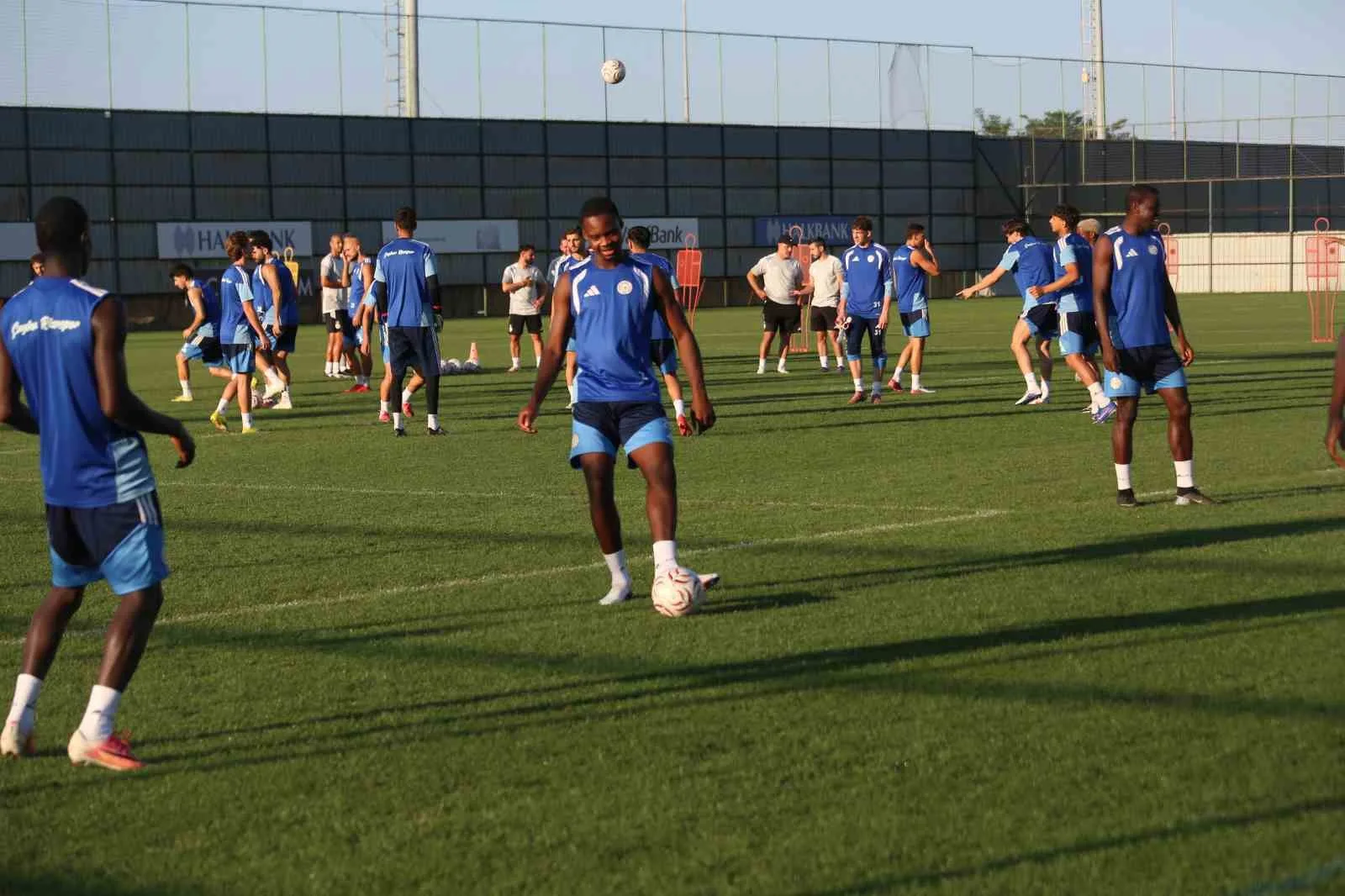 TRENDYOL SÜPER LİG’İN 2. HAFTASINDA SAHASINDA SAMSUNSPOR’U KONUK EDECEK OLAN ÇAYKUR RİZESPOR, KARŞILAŞMANIN HAZIRLIKLARINA GERÇEKLEŞTİRDİĞİ ANTRENMANLA DEVAM ETTİ