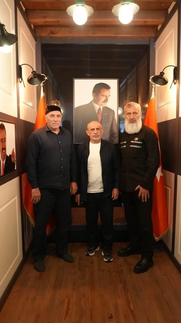 ÇEÇENİSTAN CUMHURİYETİ'NDEN TÜRKİYE'YE GELEN HEYET SİVAS'IN ŞARKIŞLA İLÇESİNDE BULUNAN MERHUM MUHSİN YAZICIOĞLU'NUN BABA OCAĞINI ZİYARET ETTİ