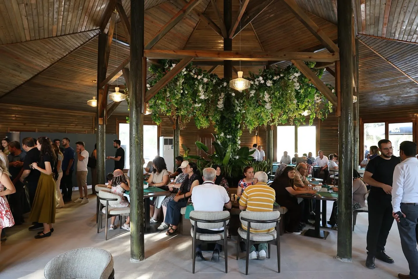 ÇİVRİL BELEDİYESİ TARAFINDAN İLÇEYE KAZANDIRILAN İKİ SIFIR ÇAMLIK SOSYAL TESİSİ, DÜZENLENEN TÖRENLE HİZMETE GİRDİ. RESTORAN, KAFE, BİSTRO VE KIR DÜĞÜNÜ ALANLARIYLA HİZMET VERECEK TESİSİN, ÇİVRİL’İN SOSYAL YAŞAMINA YENİ BİR SOLUK GETİRMESİ HEDEFLENİYOR.