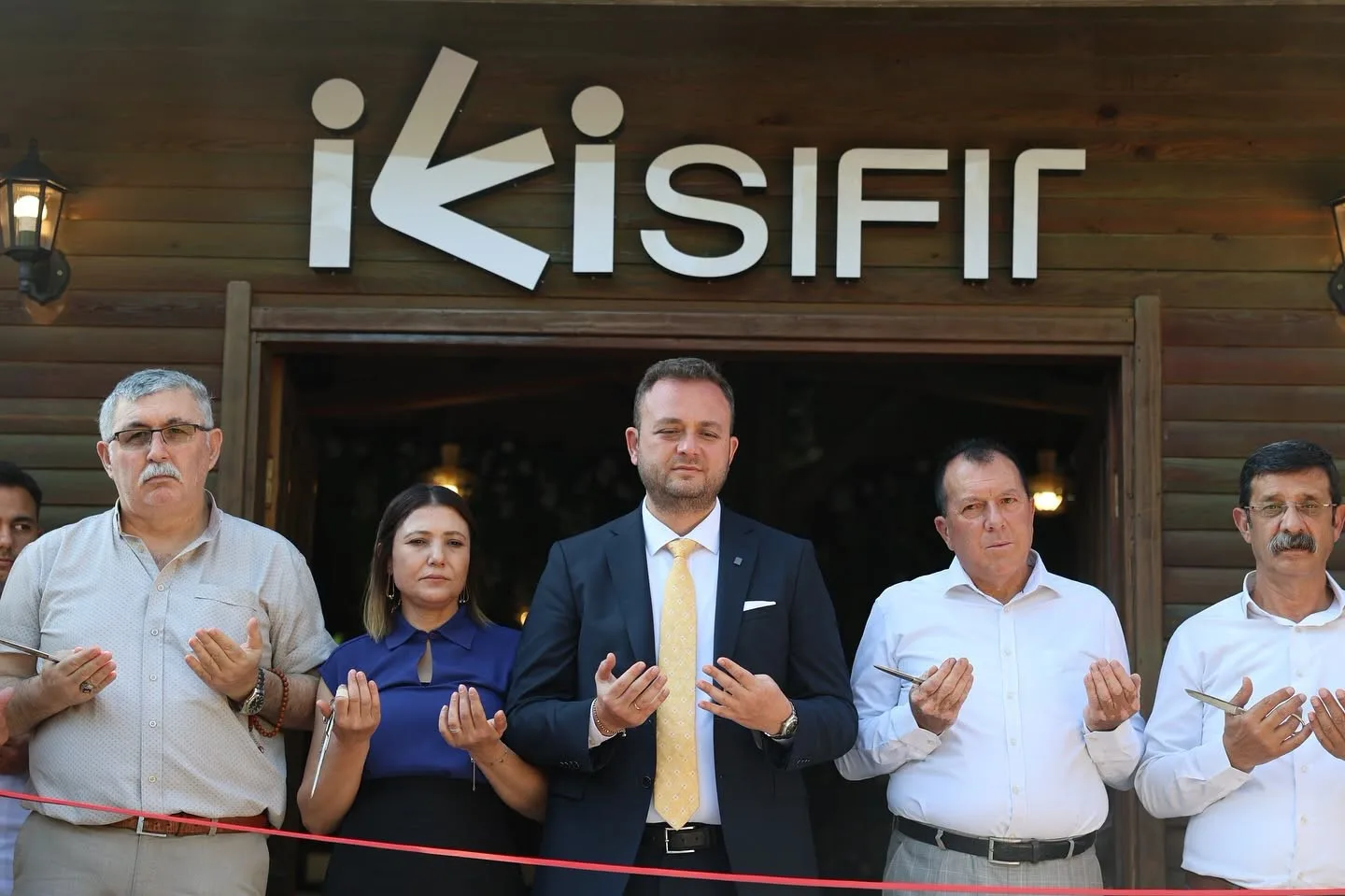 ÇİVRİL BELEDİYESİ TARAFINDAN İLÇEYE KAZANDIRILAN İKİ SIFIR ÇAMLIK SOSYAL TESİSİ, DÜZENLENEN TÖRENLE HİZMETE GİRDİ. RESTORAN, KAFE, BİSTRO VE KIR DÜĞÜNÜ ALANLARIYLA HİZMET VERECEK TESİSİN, ÇİVRİL’İN SOSYAL YAŞAMINA YENİ BİR SOLUK GETİRMESİ HEDEFLENİYOR.