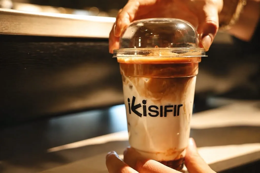 ÇİVRİL BELEDİYESİ TARAFINDAN İLÇEYE KAZANDIRILAN İKİ SIFIR ÇAMLIK SOSYAL TESİSİ, DÜZENLENEN TÖRENLE HİZMETE GİRDİ. RESTORAN, KAFE, BİSTRO VE KIR DÜĞÜNÜ ALANLARIYLA HİZMET VERECEK TESİSİN, ÇİVRİL’İN SOSYAL YAŞAMINA YENİ BİR SOLUK GETİRMESİ HEDEFLENİYOR.