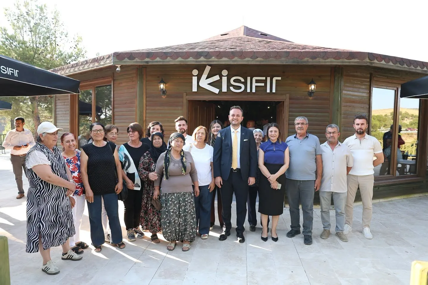 ÇİVRİL BELEDİYESİ TARAFINDAN İLÇEYE KAZANDIRILAN İKİ SIFIR ÇAMLIK SOSYAL TESİSİ, DÜZENLENEN TÖRENLE HİZMETE GİRDİ. RESTORAN, KAFE, BİSTRO VE KIR DÜĞÜNÜ ALANLARIYLA HİZMET VERECEK TESİSİN, ÇİVRİL’İN SOSYAL YAŞAMINA YENİ BİR SOLUK GETİRMESİ HEDEFLENİYOR.