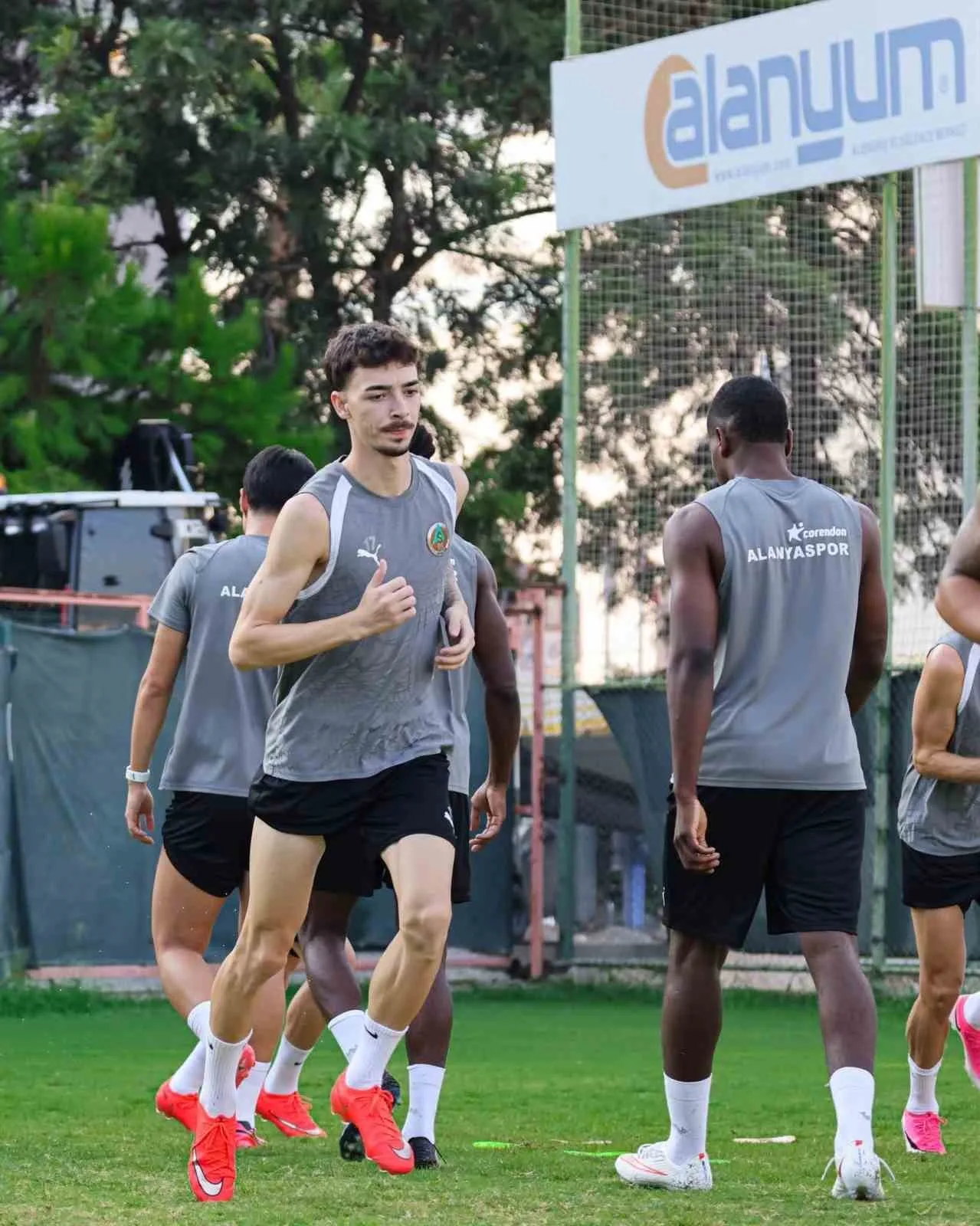 CORENDON ALANYASPOR, TRENDYOL SÜPER LİG’İN 2’NCİ HAFTASINDA YARIN SAHASINDA BEŞİKTAŞ İLE OYNAYACAĞI KARŞILAŞMANIN HAZIRLIKLARINI TAMAMLADI.
