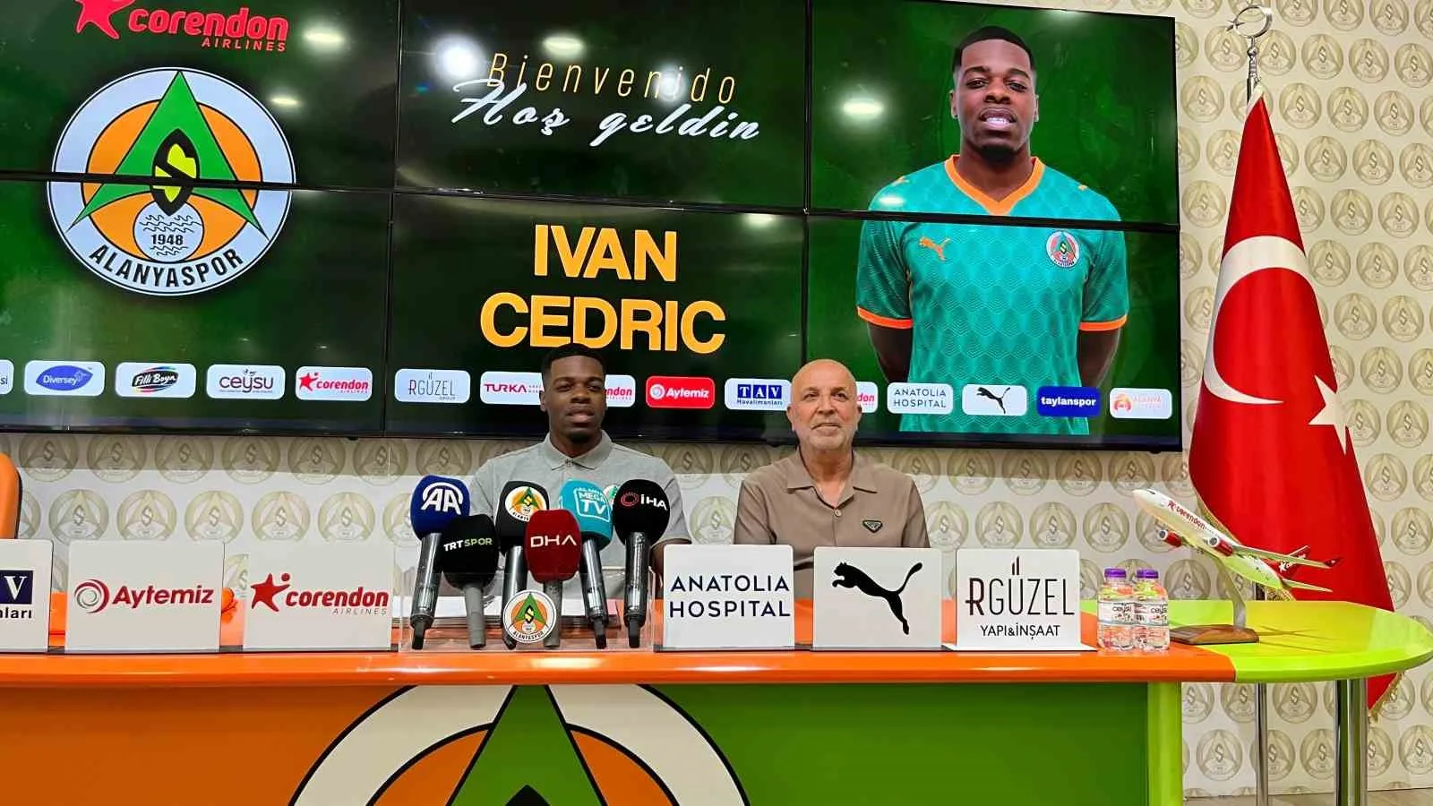CORENDON ALANYASPOR, VANSPOR FK FORMASI GİYEN 24 YAŞINDAKİ FORVET IVAN CEDRİC İLE 4 YILLIK SÖZLEŞME İMZALADI. GEÇEN SEZON VANSPOR FK’DA 34 RESMİ KARŞILAŞMADA 15 GOL ATAN KAMERUNLU OYUNCU, DÜZENLENEN TÖRENLE RESMEN ALANYASPORLU OLDU.