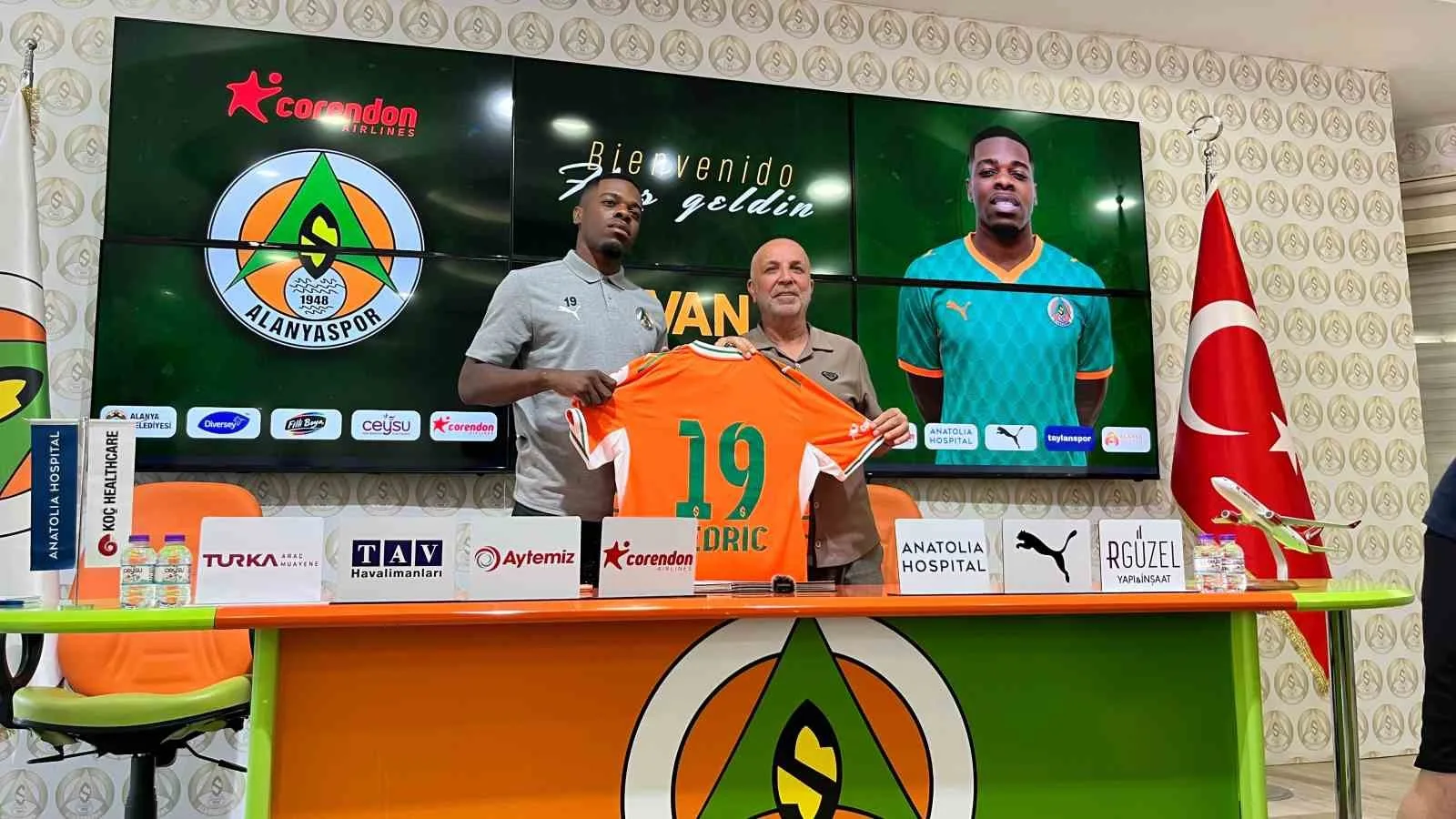 CORENDON ALANYASPOR, VANSPOR FK FORMASI GİYEN 24 YAŞINDAKİ FORVET IVAN CEDRİC İLE 4 YILLIK SÖZLEŞME İMZALADI. GEÇEN SEZON VANSPOR FK’DA 34 RESMİ KARŞILAŞMADA 15 GOL ATAN KAMERUNLU OYUNCU, DÜZENLENEN TÖRENLE RESMEN ALANYASPORLU OLDU.