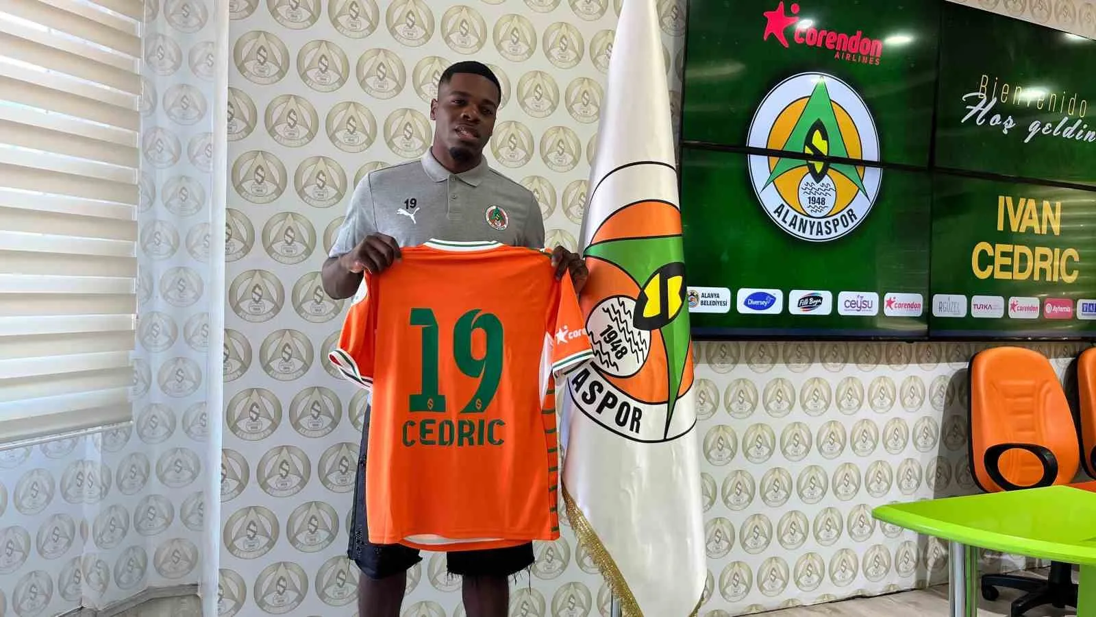 CORENDON ALANYASPOR, VANSPOR FK FORMASI GİYEN 24 YAŞINDAKİ FORVET IVAN CEDRİC İLE 4 YILLIK SÖZLEŞME İMZALADI. GEÇEN SEZON VANSPOR FK’DA 34 RESMİ KARŞILAŞMADA 15 GOL ATAN KAMERUNLU OYUNCU, DÜZENLENEN TÖRENLE RESMEN ALANYASPORLU OLDU.