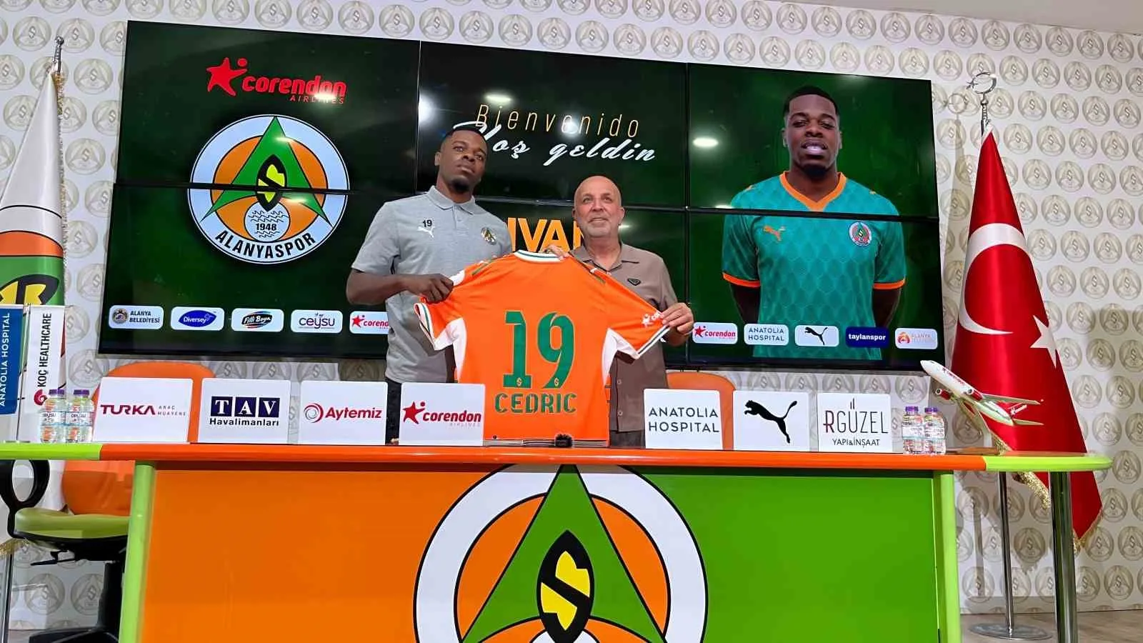 CORENDON ALANYASPOR, VANSPOR FK FORMASI GİYEN 24 YAŞINDAKİ FORVET IVAN CEDRİC İLE 4 YILLIK SÖZLEŞME İMZALADI. GEÇEN SEZON VANSPOR FK’DA 34 RESMİ KARŞILAŞMADA 15 GOL ATAN KAMERUNLU OYUNCU, DÜZENLENEN TÖRENLE RESMEN ALANYASPORLU OLDU.