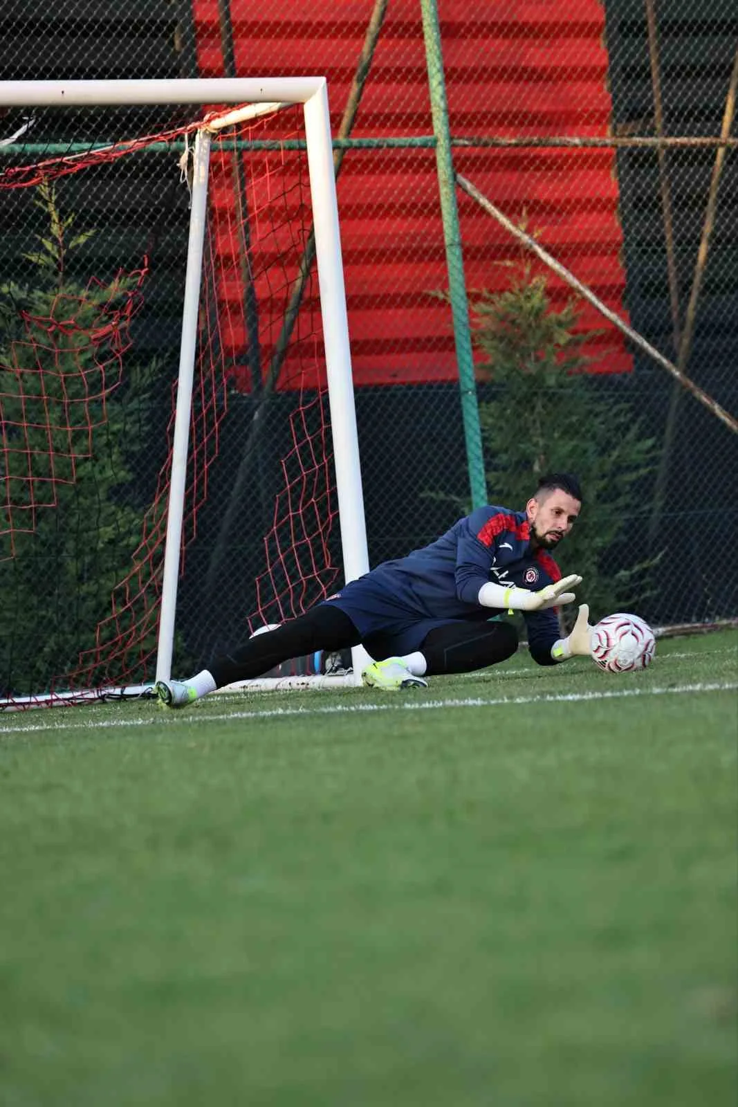 ÇORUM FK, TRENDYOL SÜPER LİG 3'ÜNCÜ HAFTA KARŞILAŞMASINDA BEŞİKTAŞ İLE OYNAYACAĞI MAÇIN HAZIRLIKLARINA BAŞLADI.