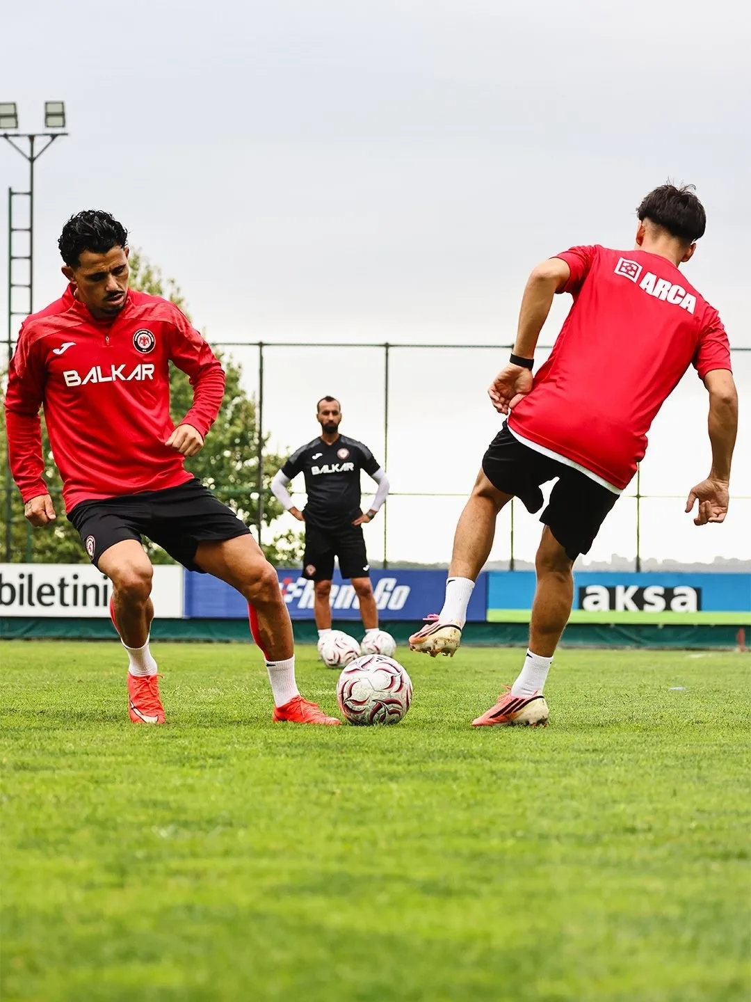 TRENDYOL SÜPER LİG'İN YENİ EKİPLERİNDEN ÇORUM FK, YARIN GALATASARAY İLE OYNACAĞI MAÇIN HAZIRLIKLARINI İSTANBUL'DA YAPTIĞI ANTRENMANLA TAMAMLADI.