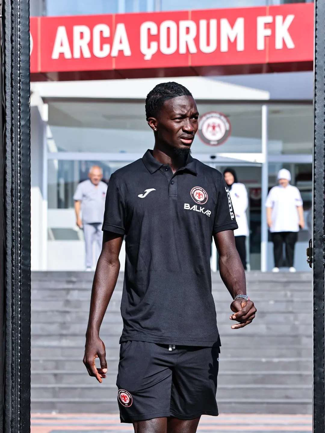 ÇORUM'DAKİ KULÜP TESİSLERİNDEKİ HAZIRLIKLARINI TAMAMLAYAN ÇORUM FK, TRENDYOL SÜPER LİG'İN İLK HAFTASINDA GALATASARAY İLE OYNAYACAĞI MAÇ İÇİN ŞEHİRDEN AYRILDI.