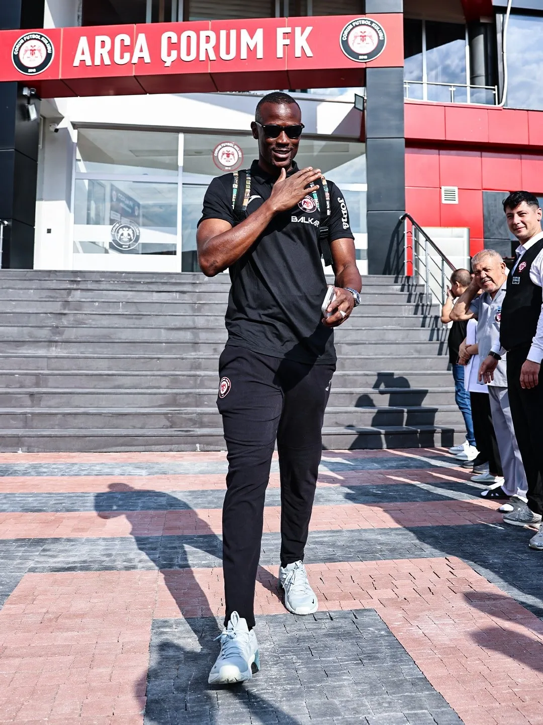 ÇORUM'DAKİ KULÜP TESİSLERİNDEKİ HAZIRLIKLARINI TAMAMLAYAN ÇORUM FK, TRENDYOL SÜPER LİG'İN İLK HAFTASINDA GALATASARAY İLE OYNAYACAĞI MAÇ İÇİN ŞEHİRDEN AYRILDI.