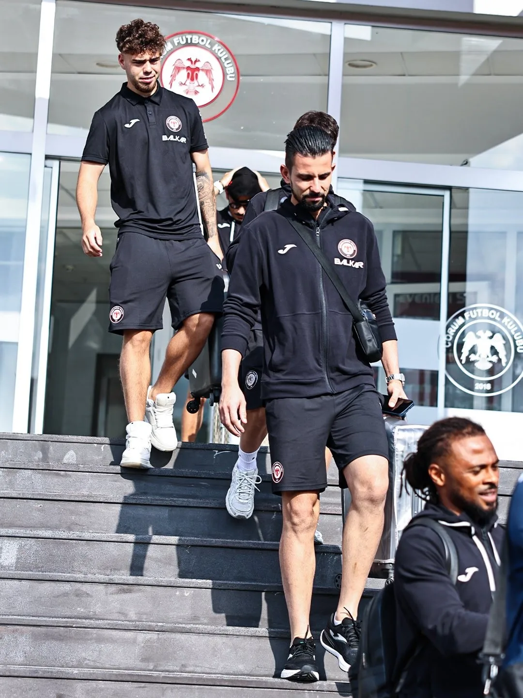 ÇORUM'DAKİ KULÜP TESİSLERİNDEKİ HAZIRLIKLARINI TAMAMLAYAN ÇORUM FK, TRENDYOL SÜPER LİG'İN İLK HAFTASINDA GALATASARAY İLE OYNAYACAĞI MAÇ İÇİN ŞEHİRDEN AYRILDI.