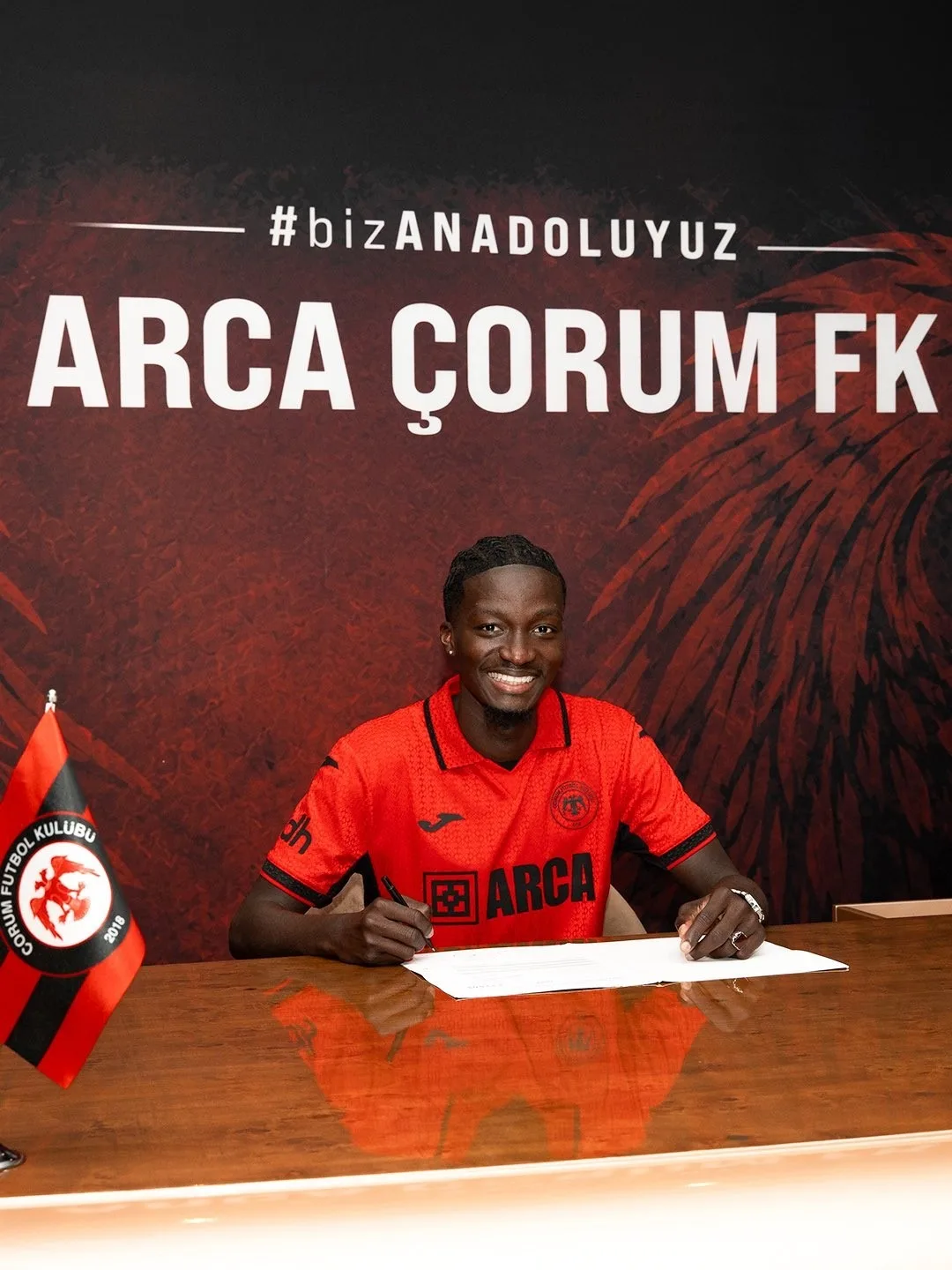 SÜPER LİG EKİPLERİNDEN ÇORUM FK, ORTA SAHA OYUNUSU MOHAMED DİOMANDE'Yİ KADROSUNA KATARAK 3+1 YILLIK SÖZLEŞME İMZALADIĞINI DUYURDU.